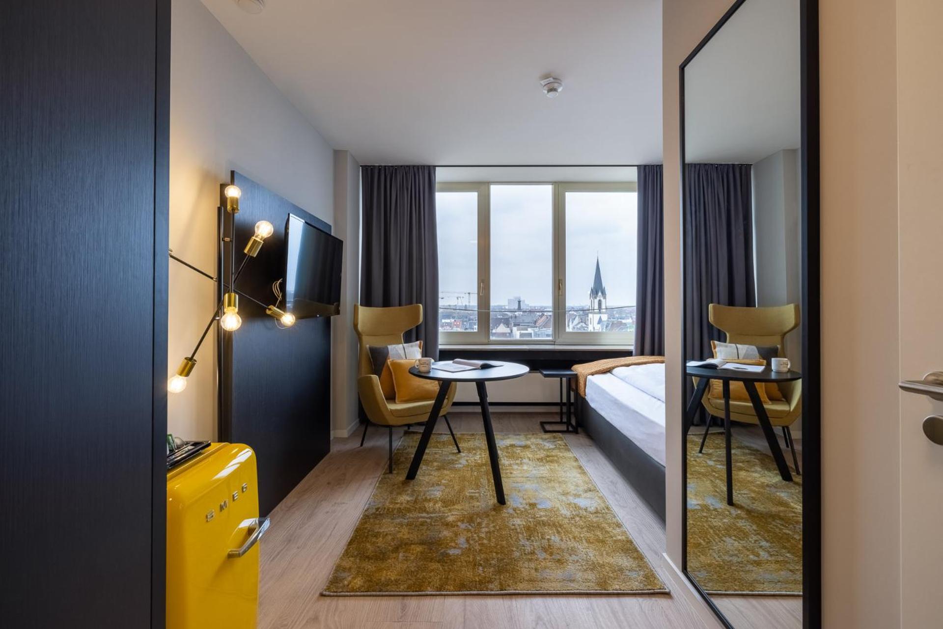Medium Room photo 3
