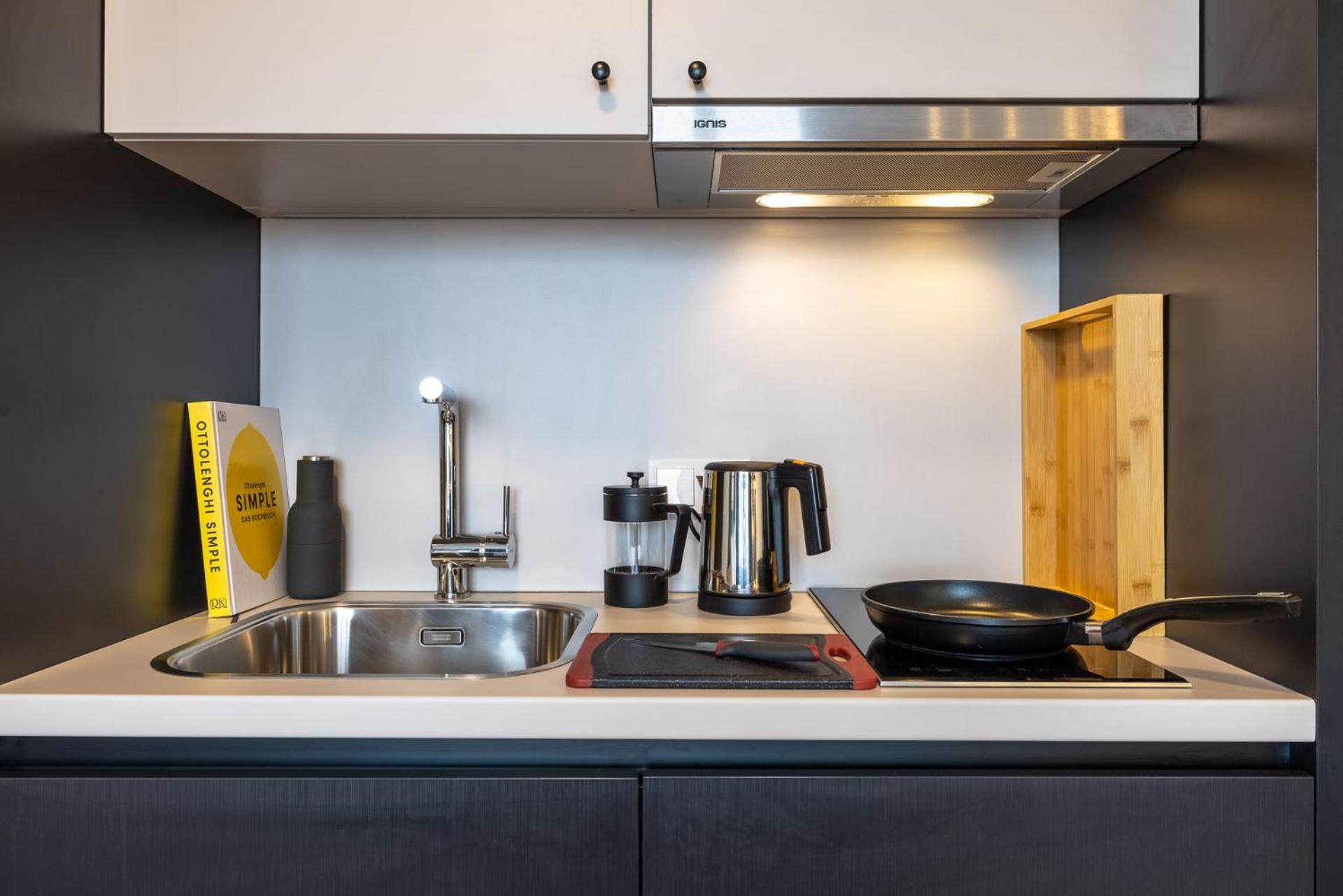 Large Studio with Kitchen - Photo 8