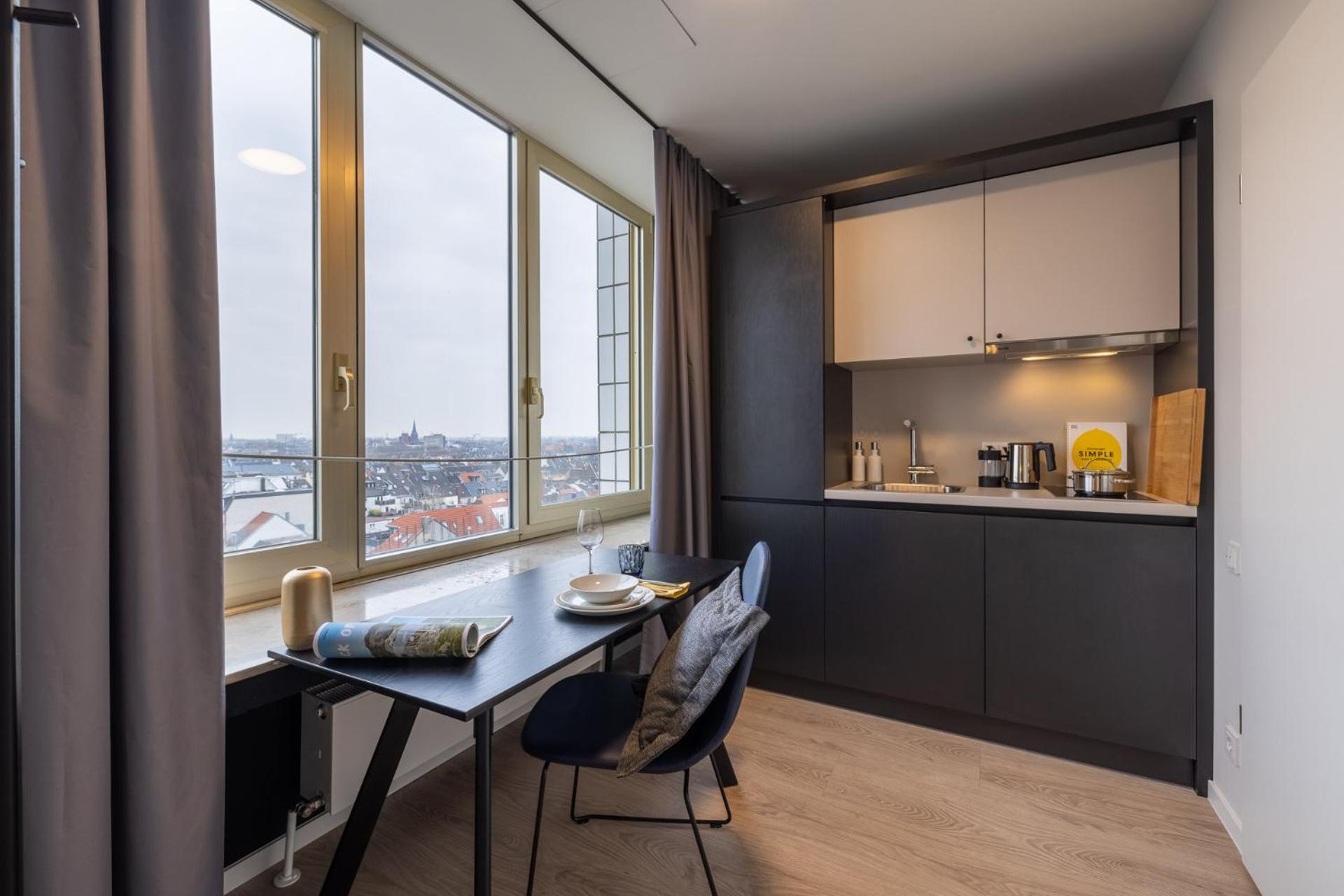 Large Studio with Kitchen - Photo 2