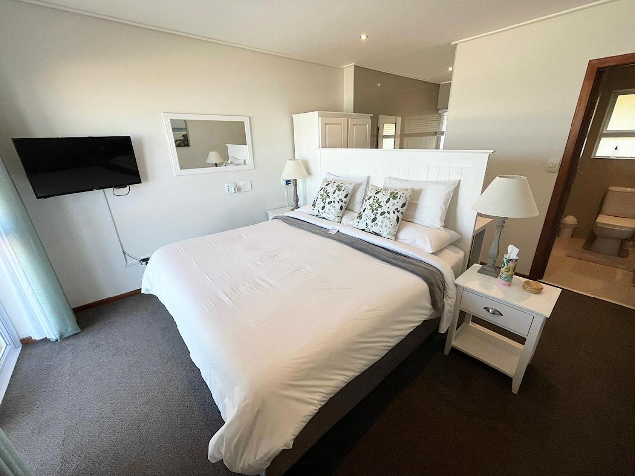 Double Room with Balcony and Sea View - Photo 4