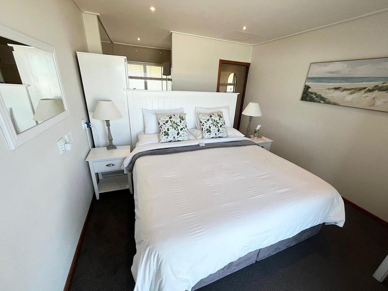 Double Room with Balcony and Sea View - Photo 7