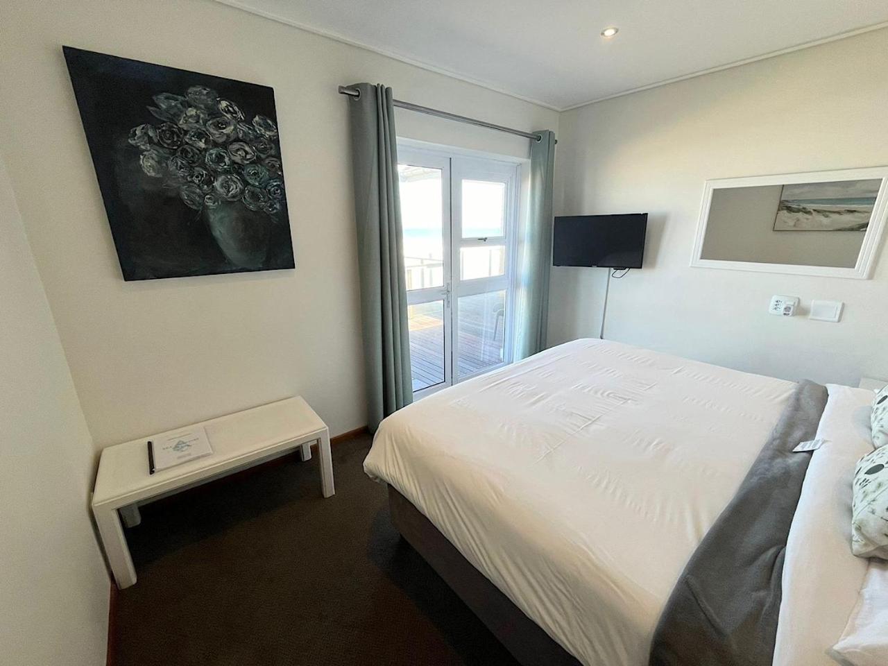 Double Room with Balcony and Sea View - Photo 15