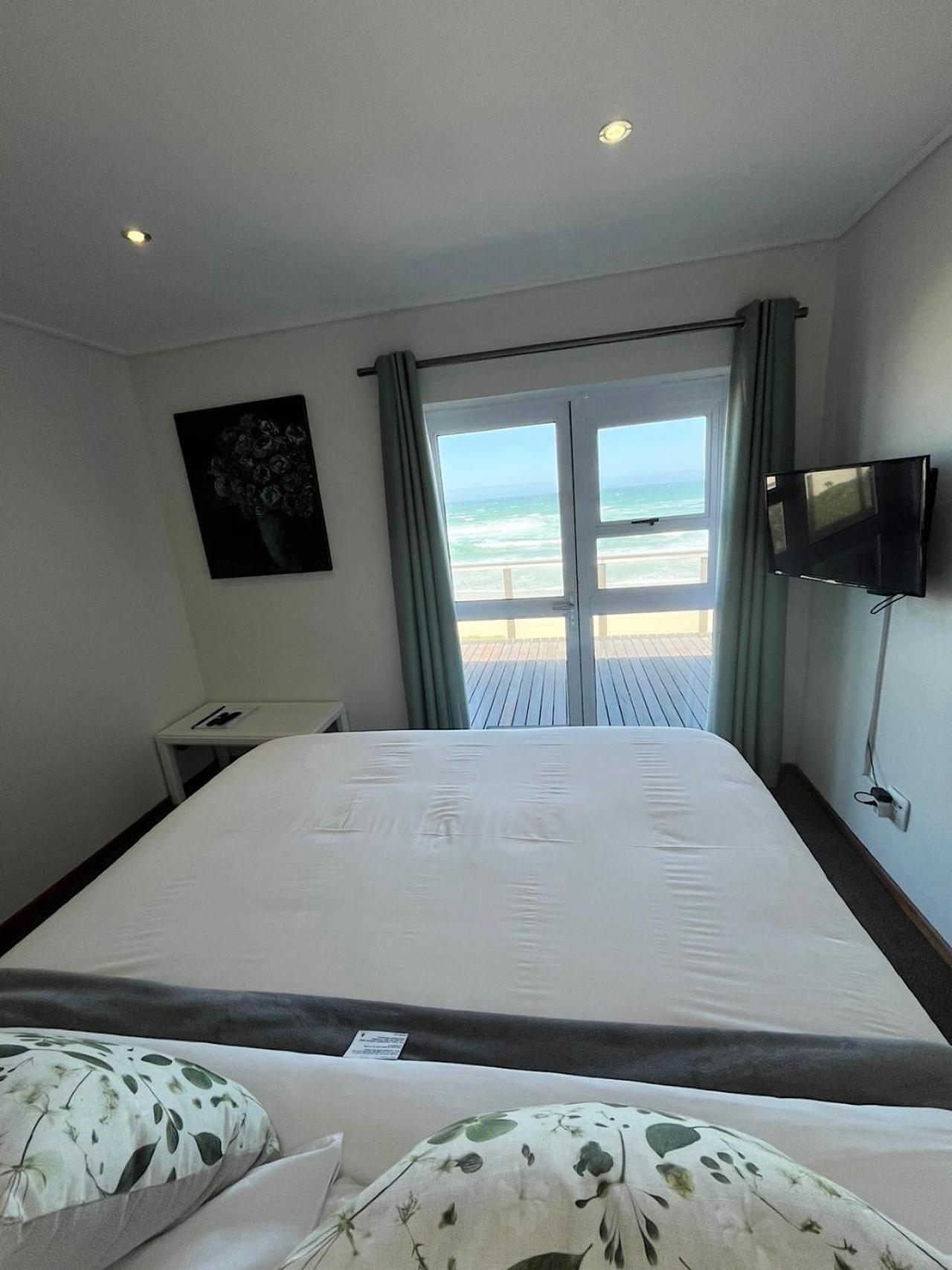 Double Room with Balcony and Sea View - Photo 13