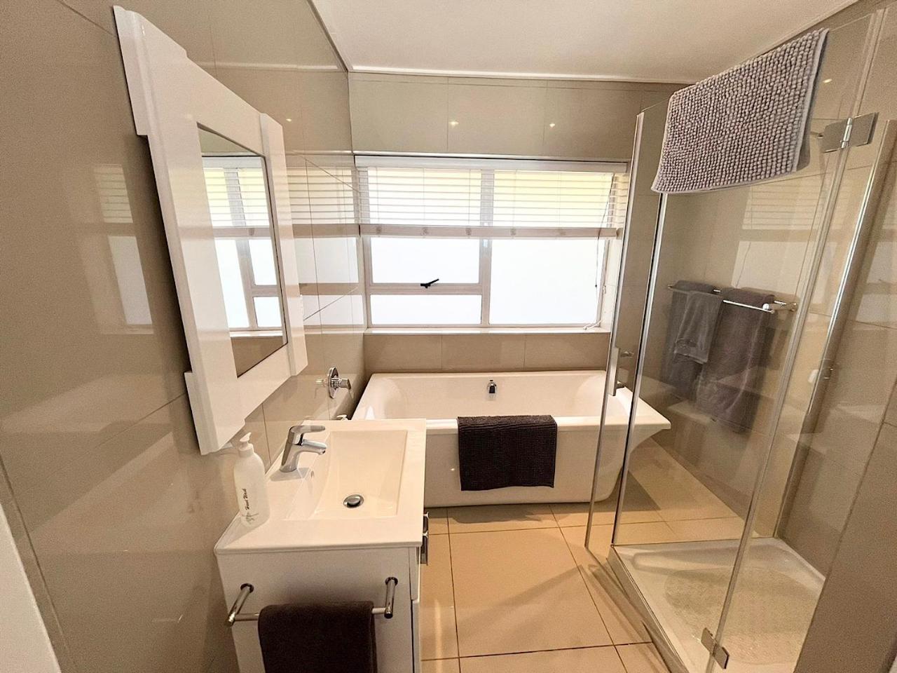 Double Room with Balcony and Sea View - Photo 12