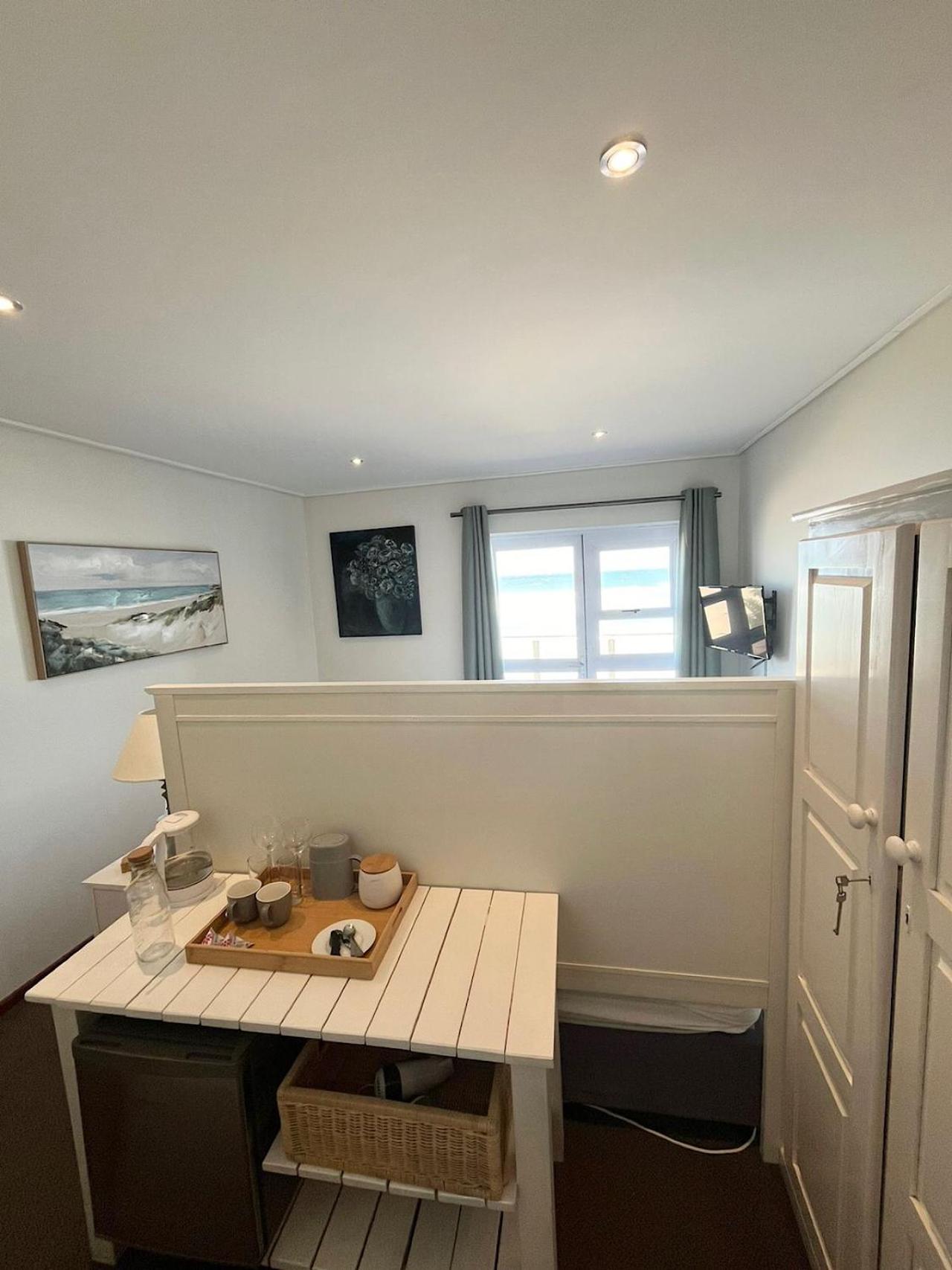 Double Room with Balcony and Sea View - Photo 20