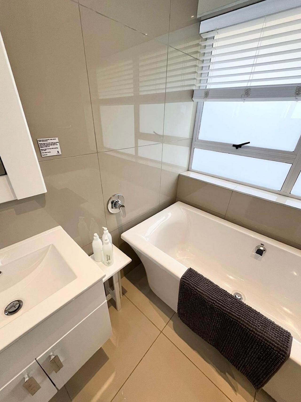 Double Room with Balcony and Sea View - Photo 5