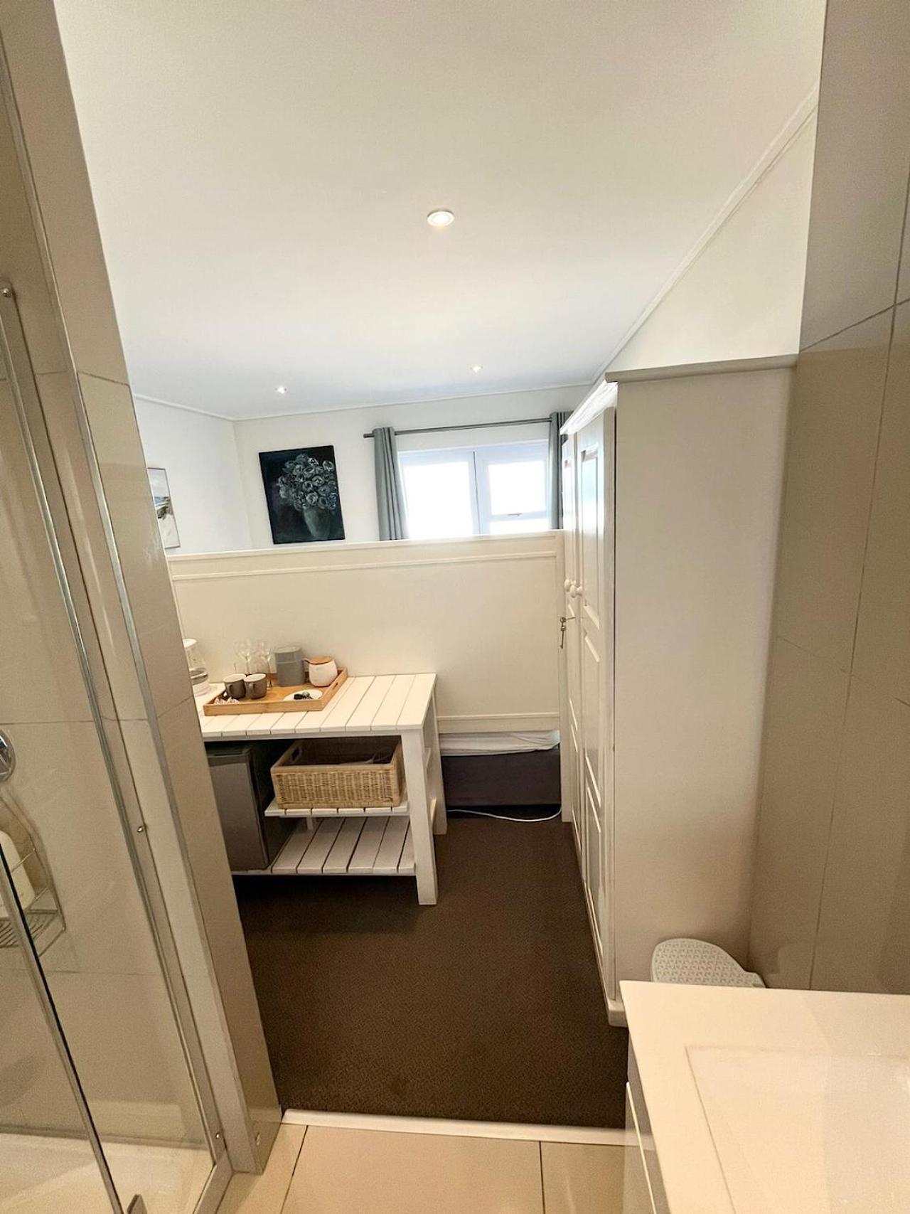 Double Room with Balcony and Sea View - Photo 22