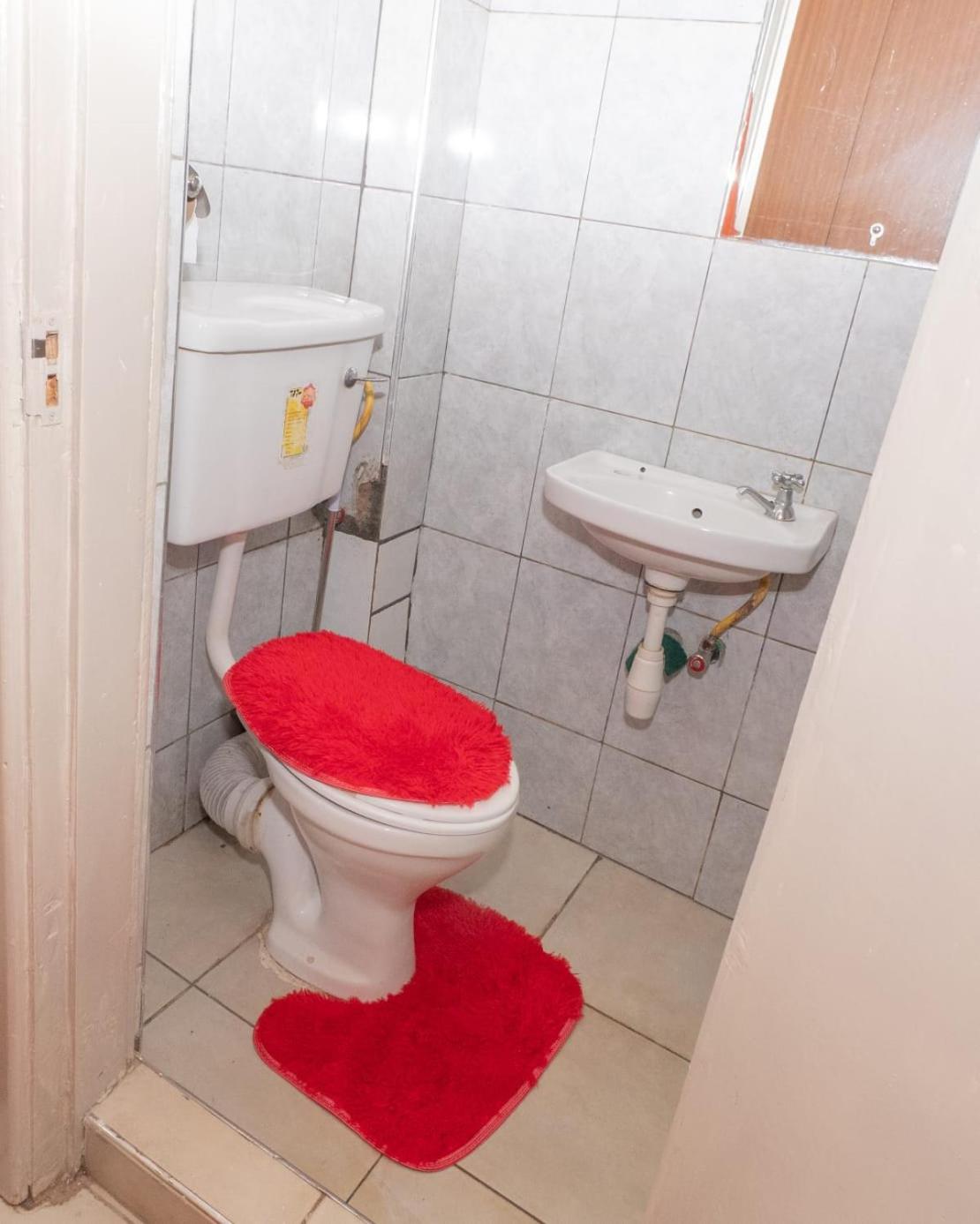 Single Room with Private Bathroom photo 3