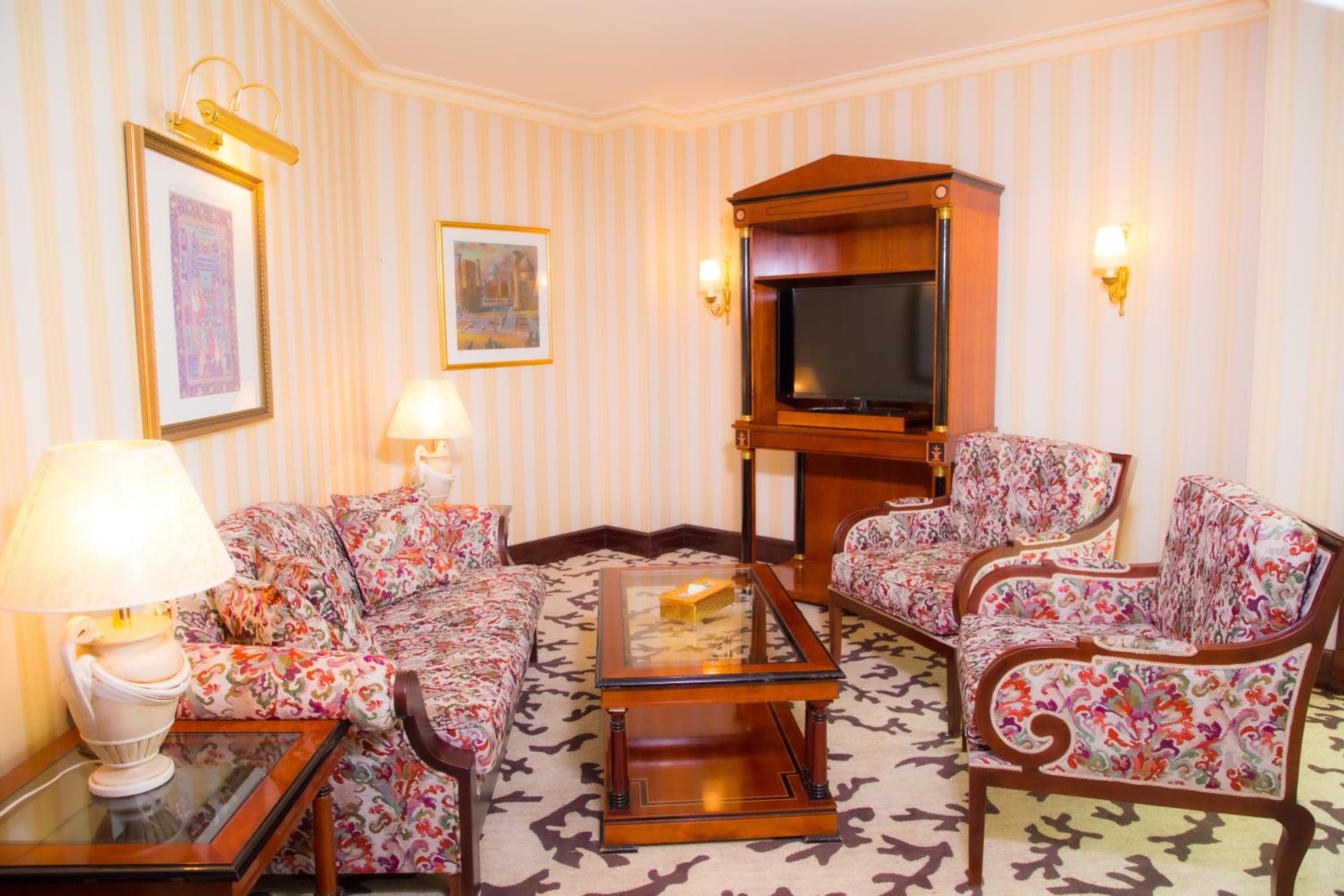 Suite - Photo 13