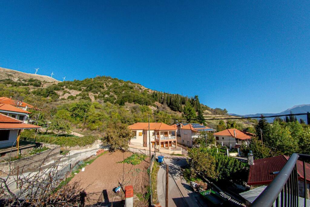 One-Bedroom Apartment with Balcony and Mountain View   photo 3