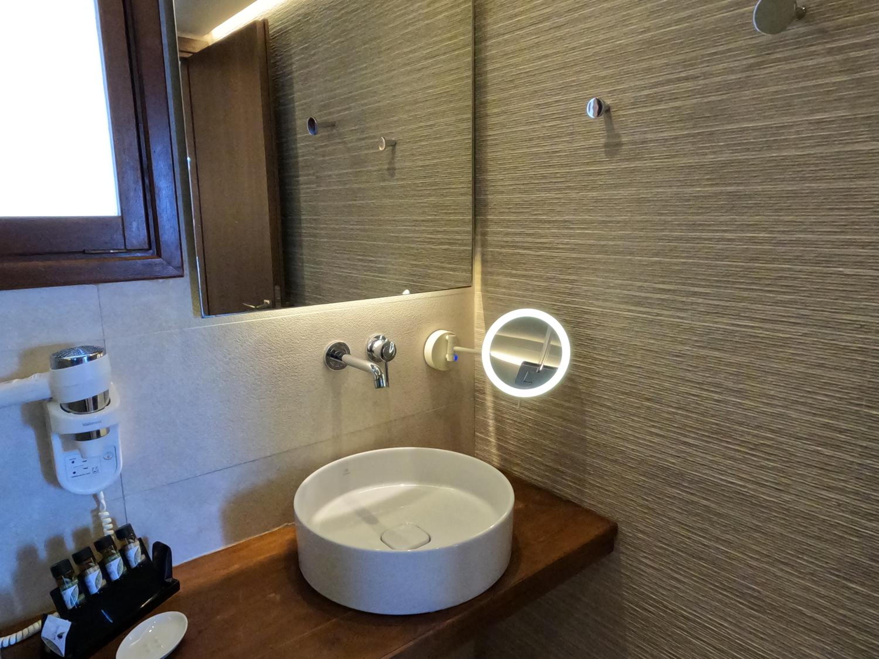 Superior Room with Sea View - Photo 7