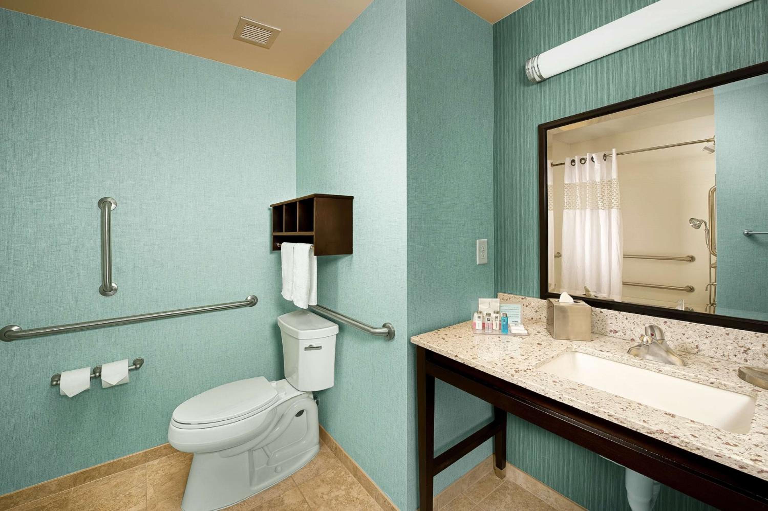 King Room with Accessible Tub - Mobility and Hearing Access/Non-Smoking - Photo 2