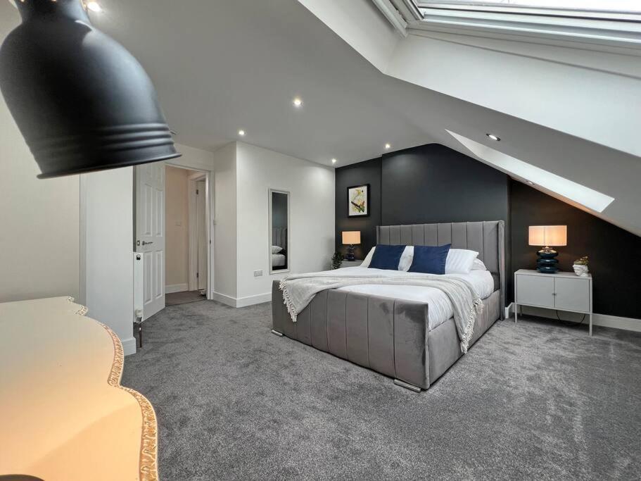 Five-Bedroom House photo 2