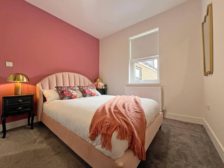 Five-Bedroom House photo 3