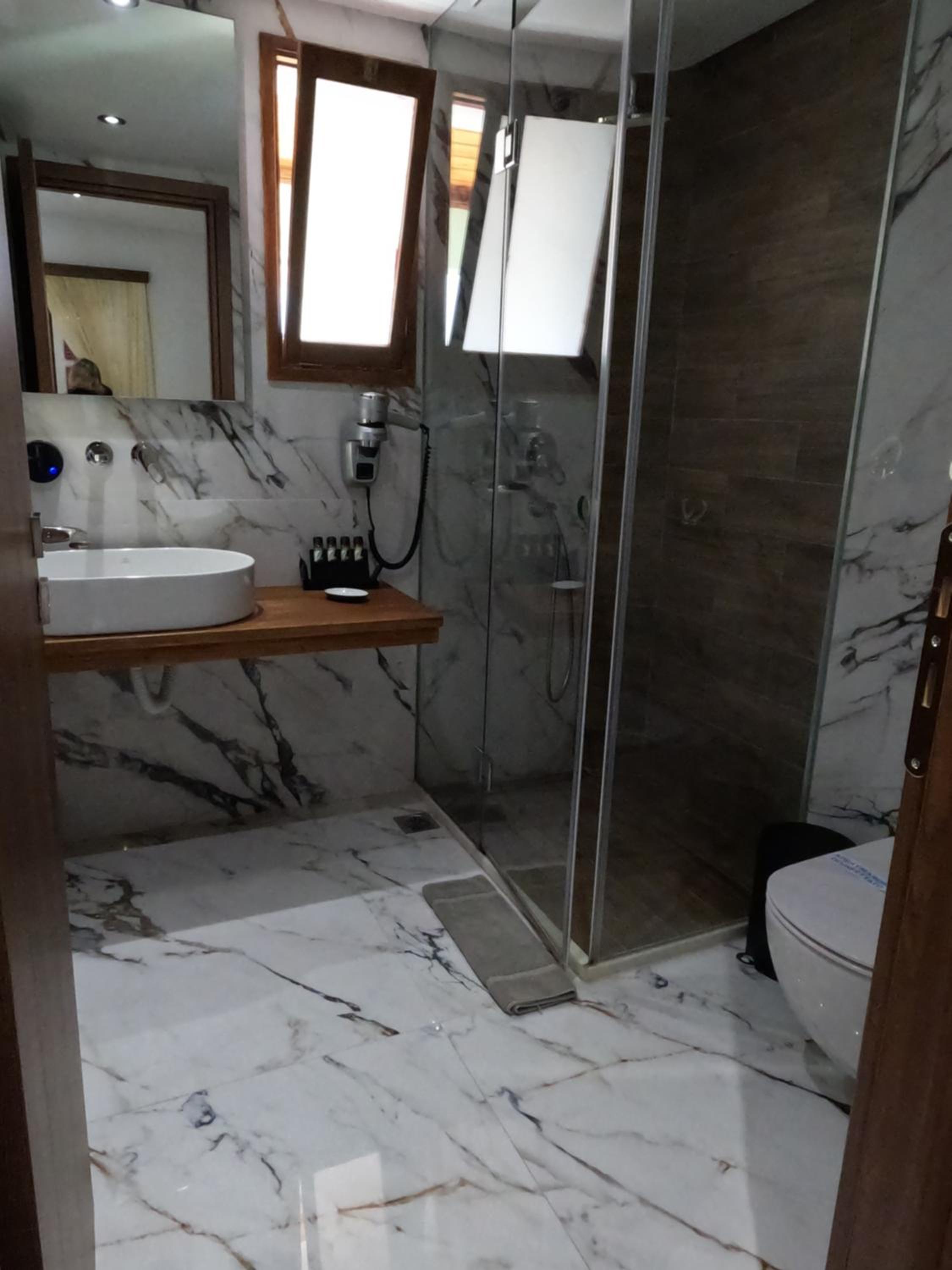 Deluxe Double Room with Balcony and Sea View - Photo 7