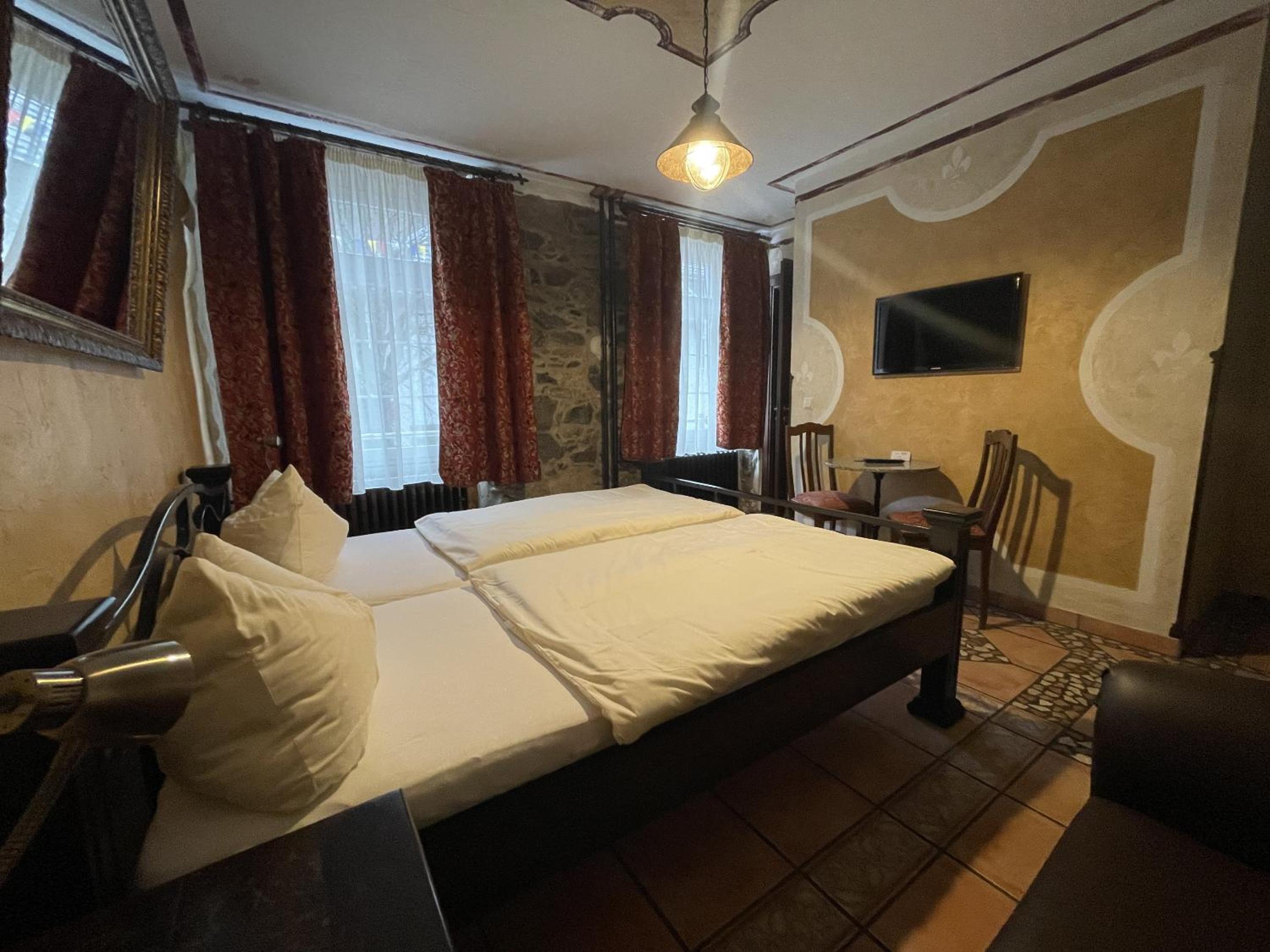 Deluxe Double Room with Shower - Photo 8