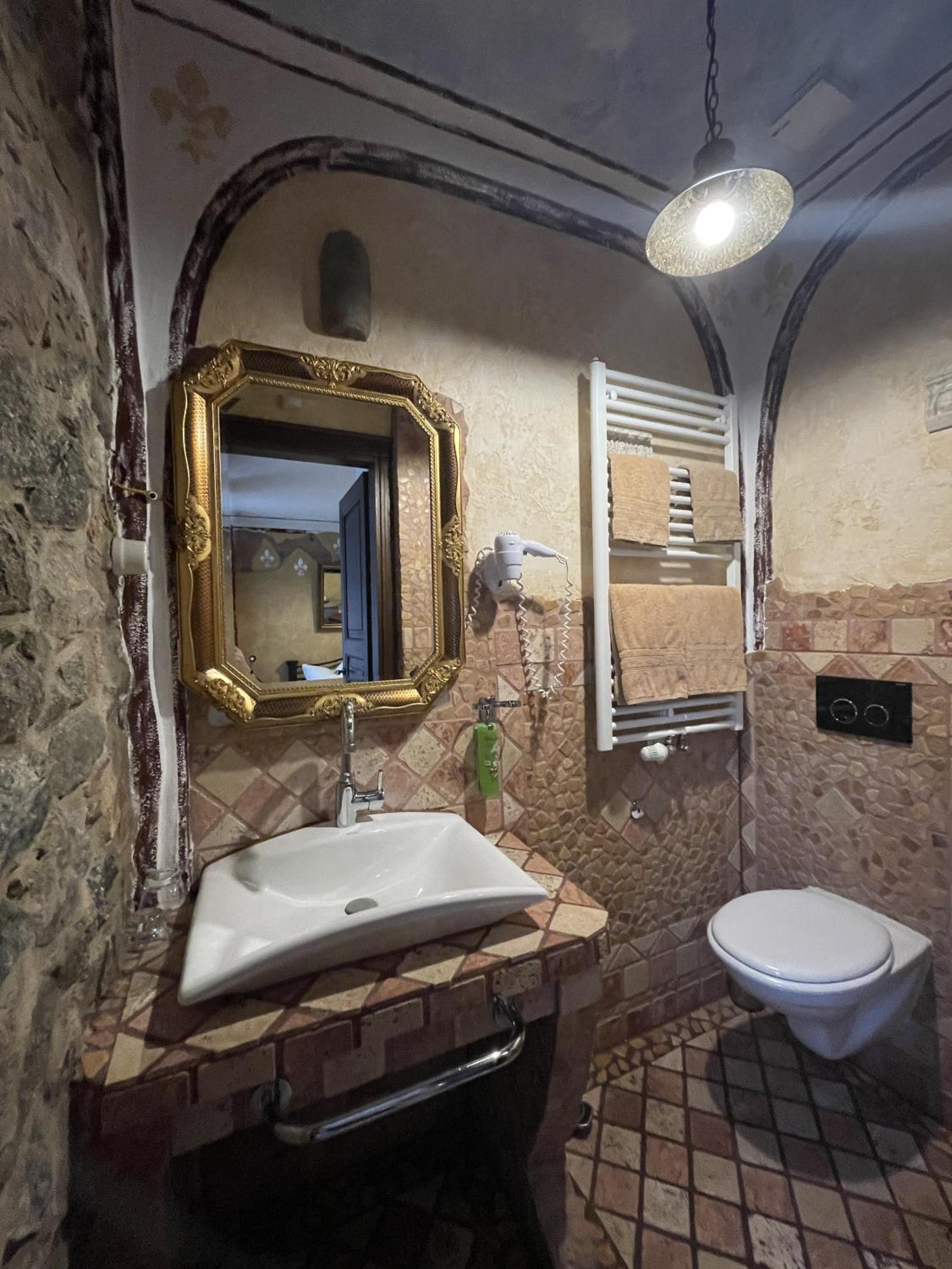 Deluxe Double Room with Shower - Photo 16