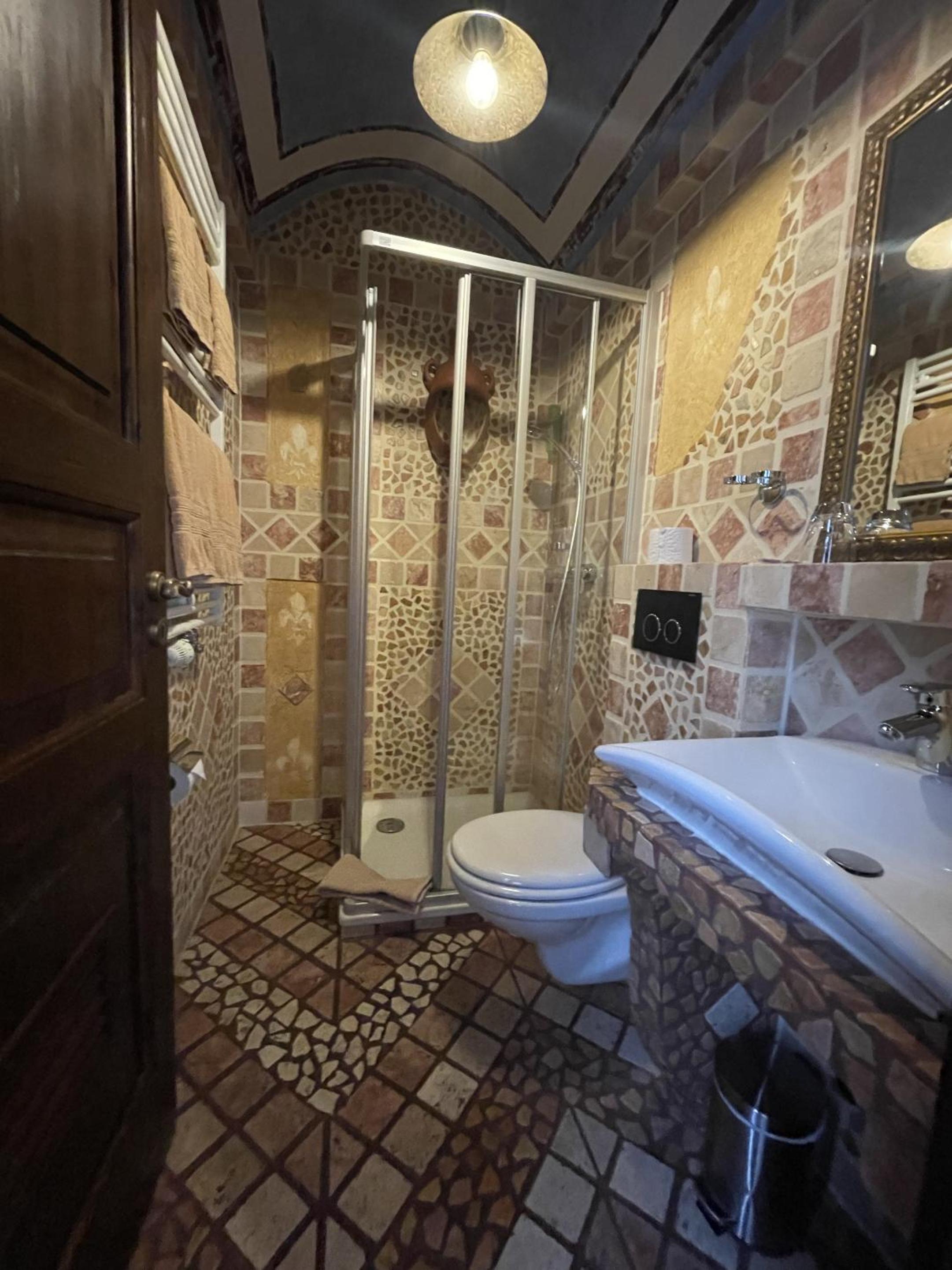 Deluxe Double Room with Shower - Photo 14