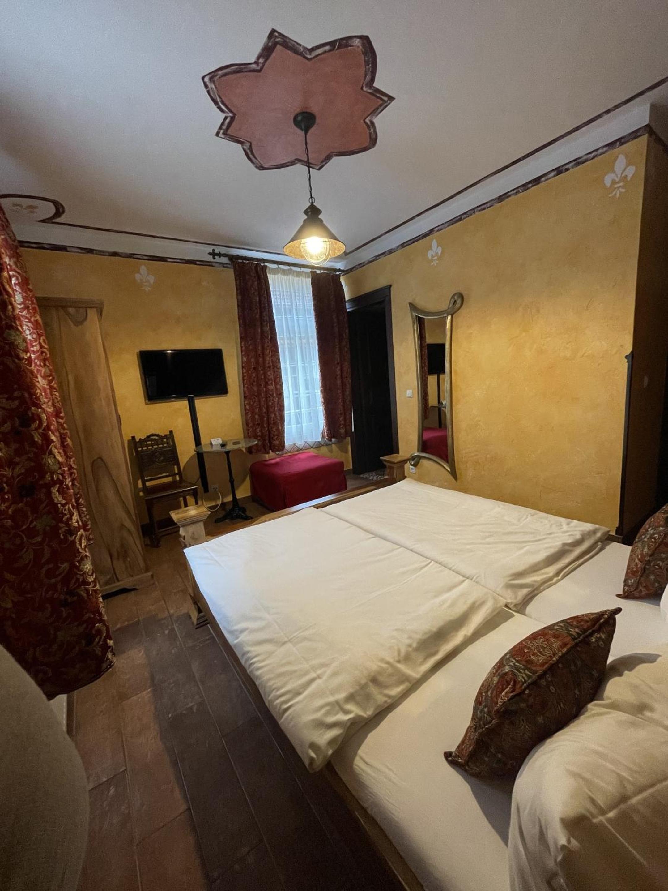 Deluxe Double Room with Shower - Photo 3