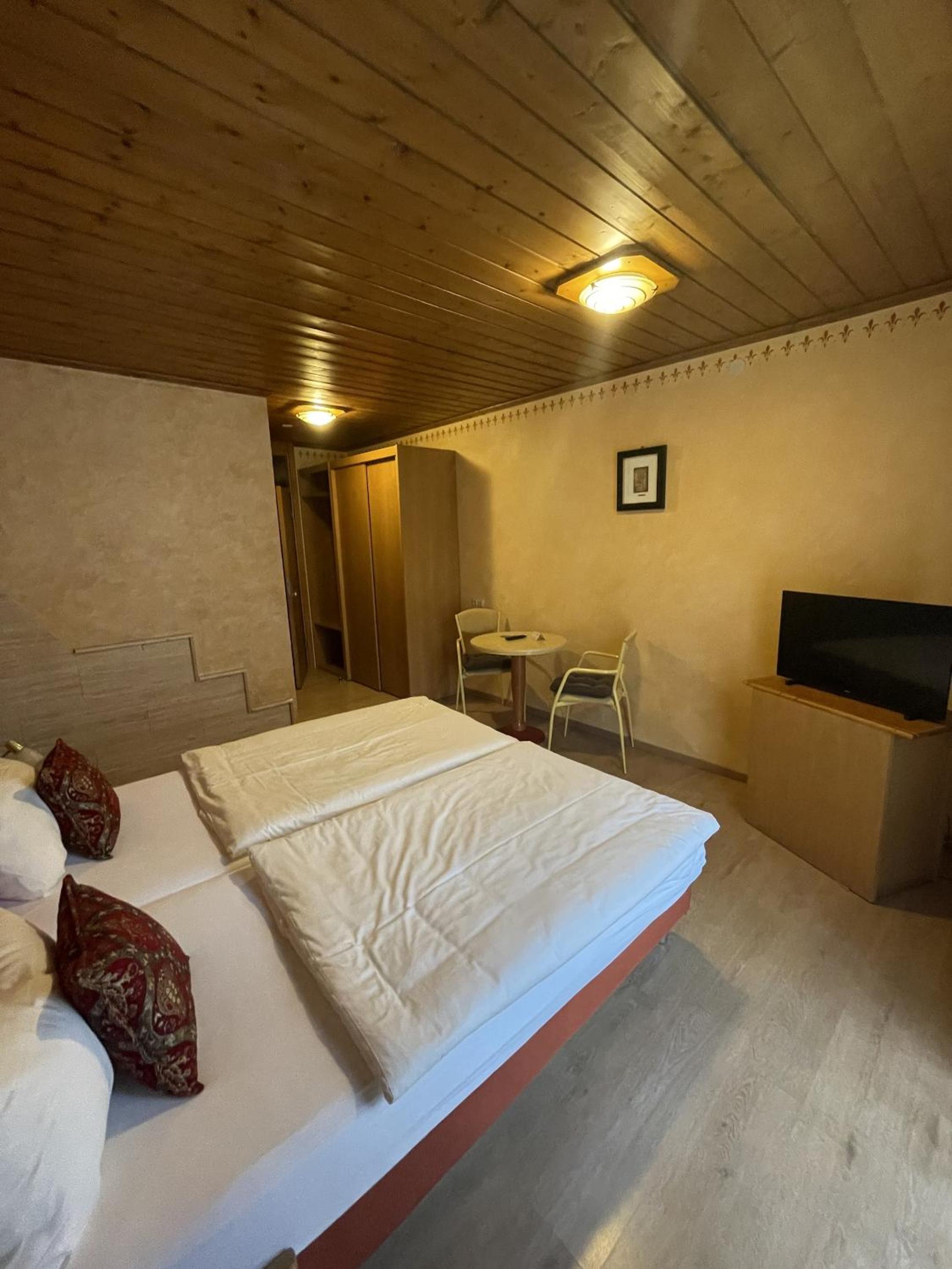 Economy Double Room - Photo 12