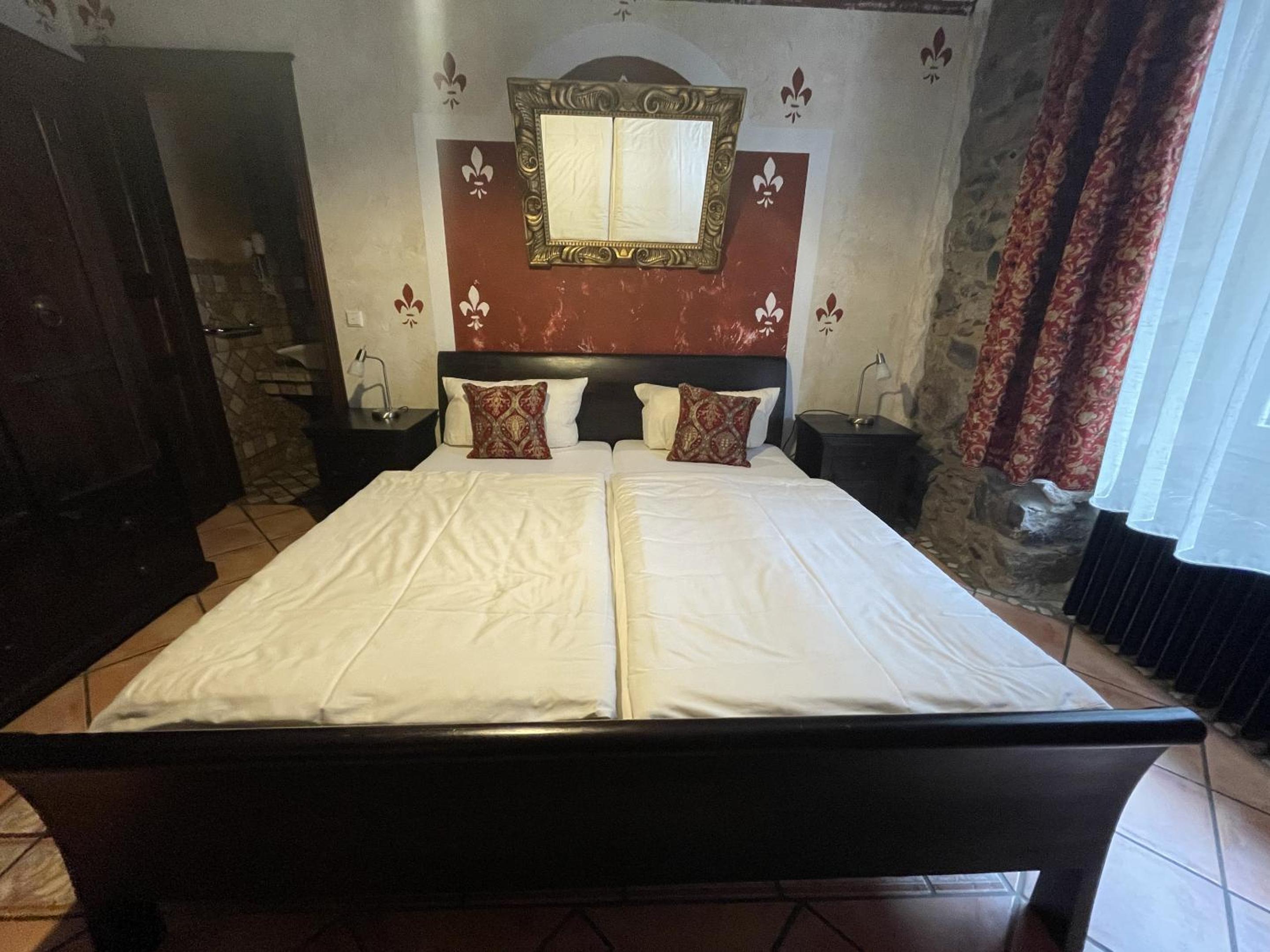 Deluxe Double Room with Shower - Photo 37
