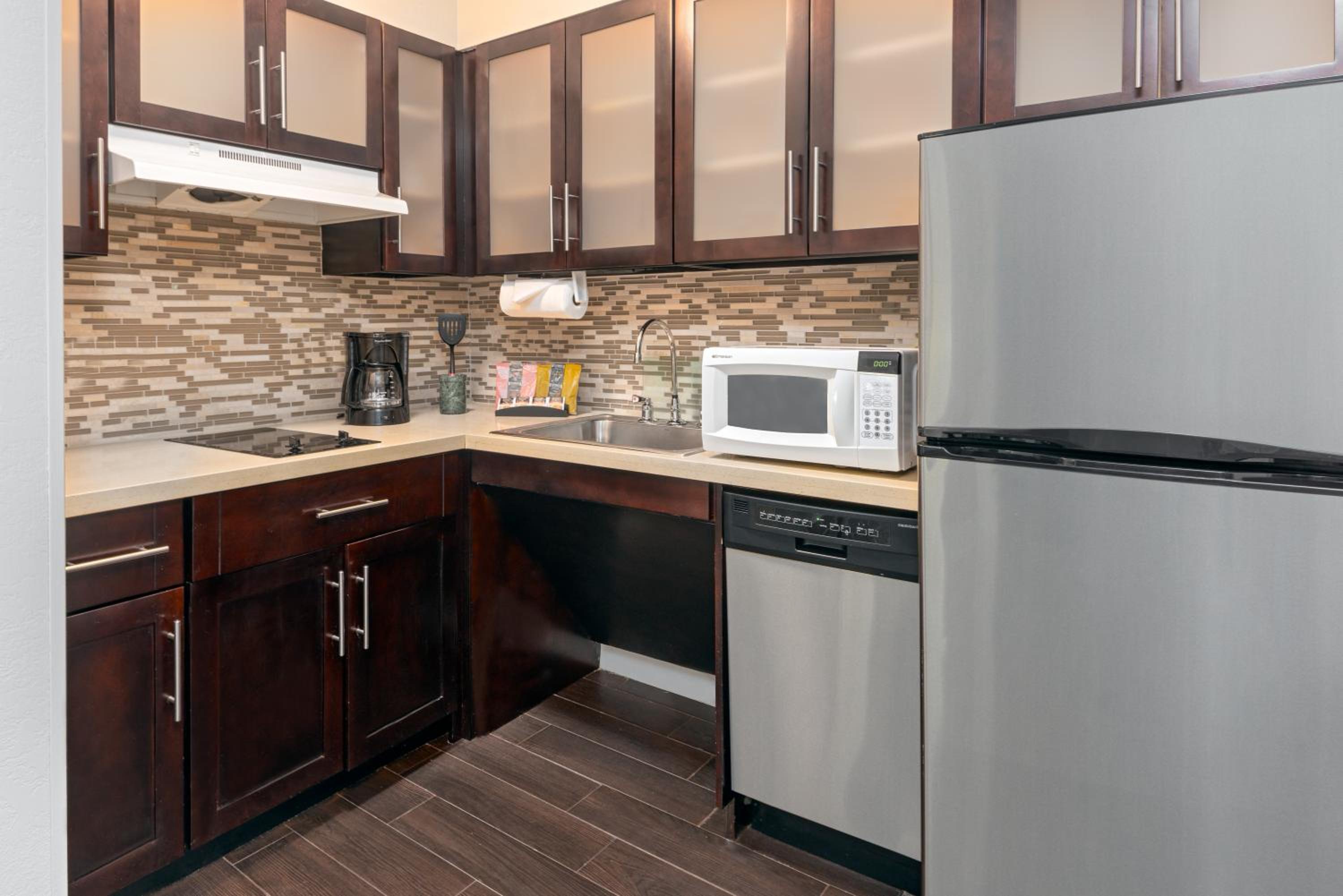 One-Bedroom King Suite with Balcony photo 2