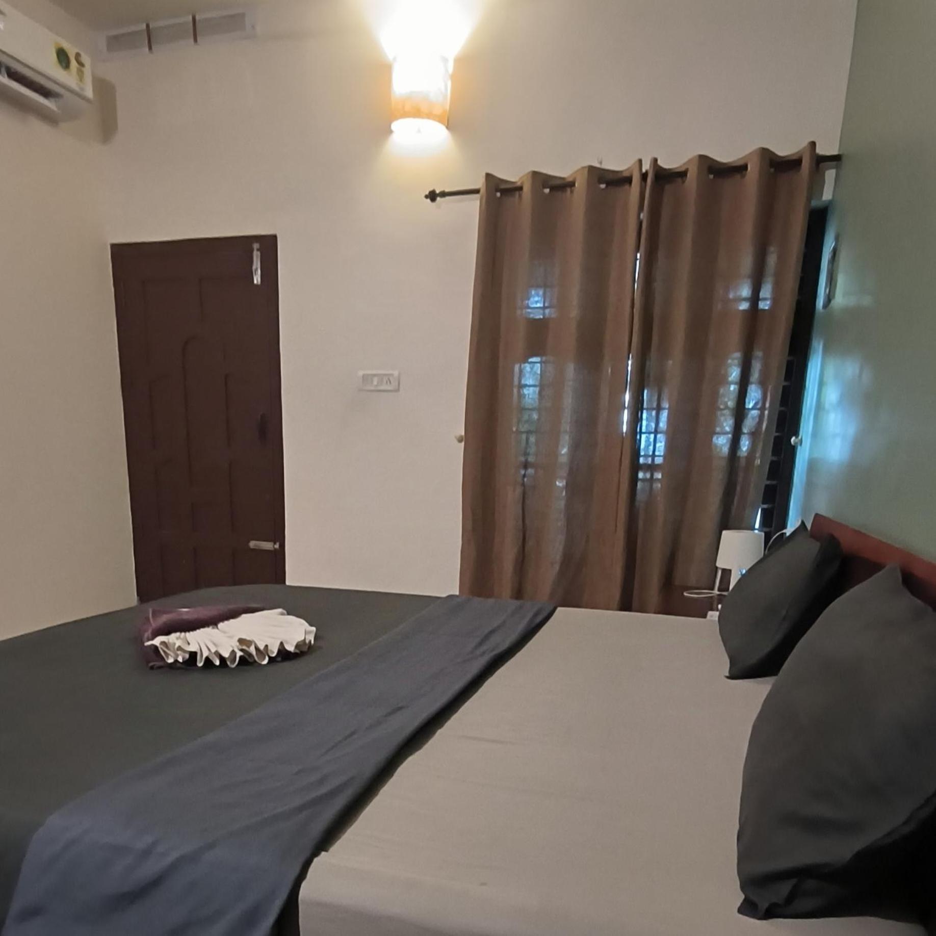 Double Room with Balcony - AC  - Photo 5