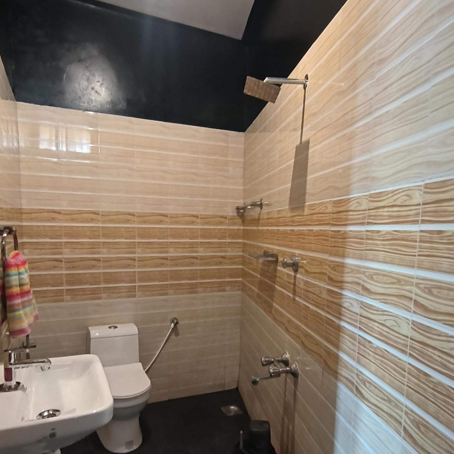 Double Room with Balcony - AC  - Photo 7