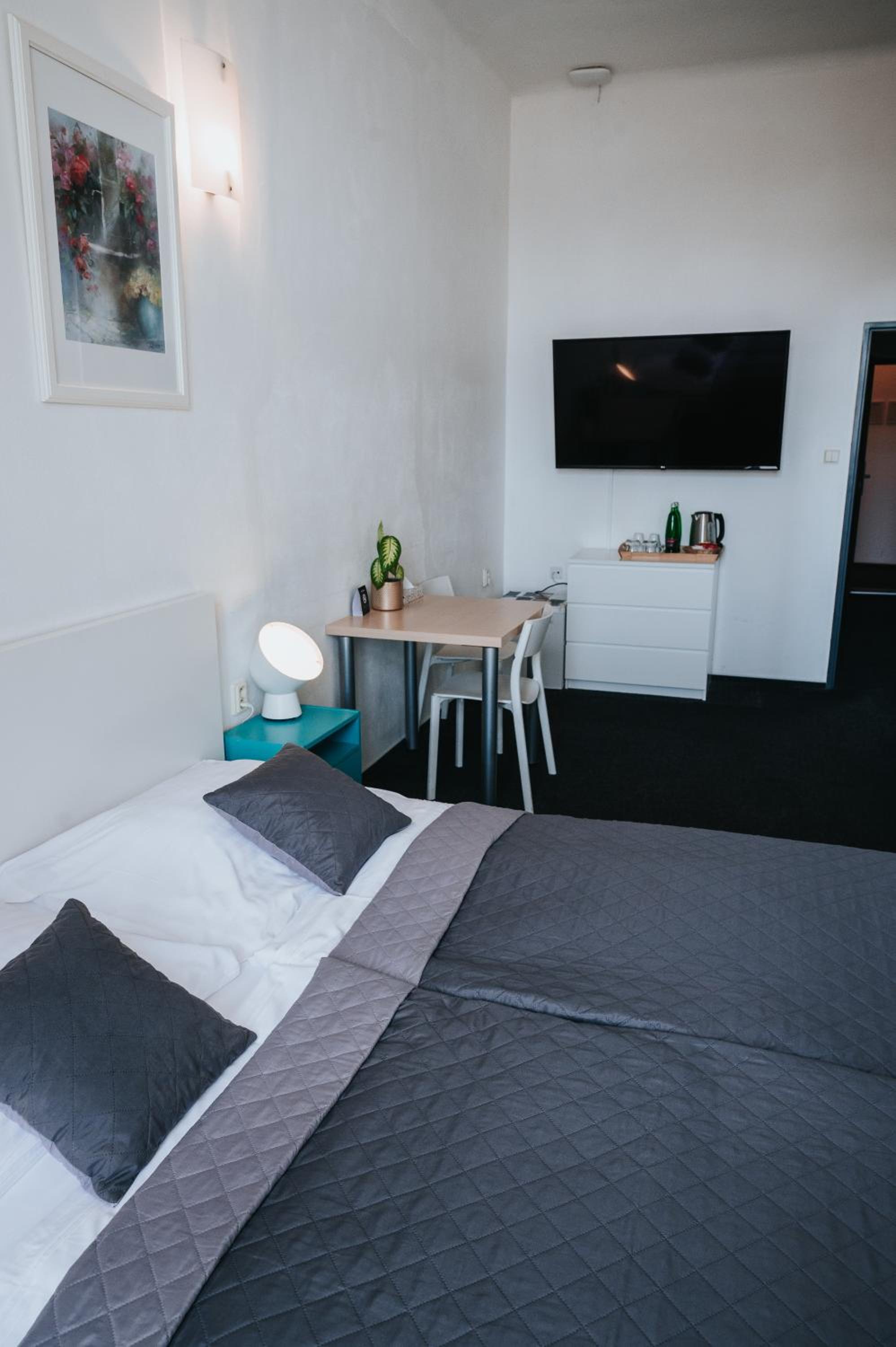 Economy Double Room - Photo 3