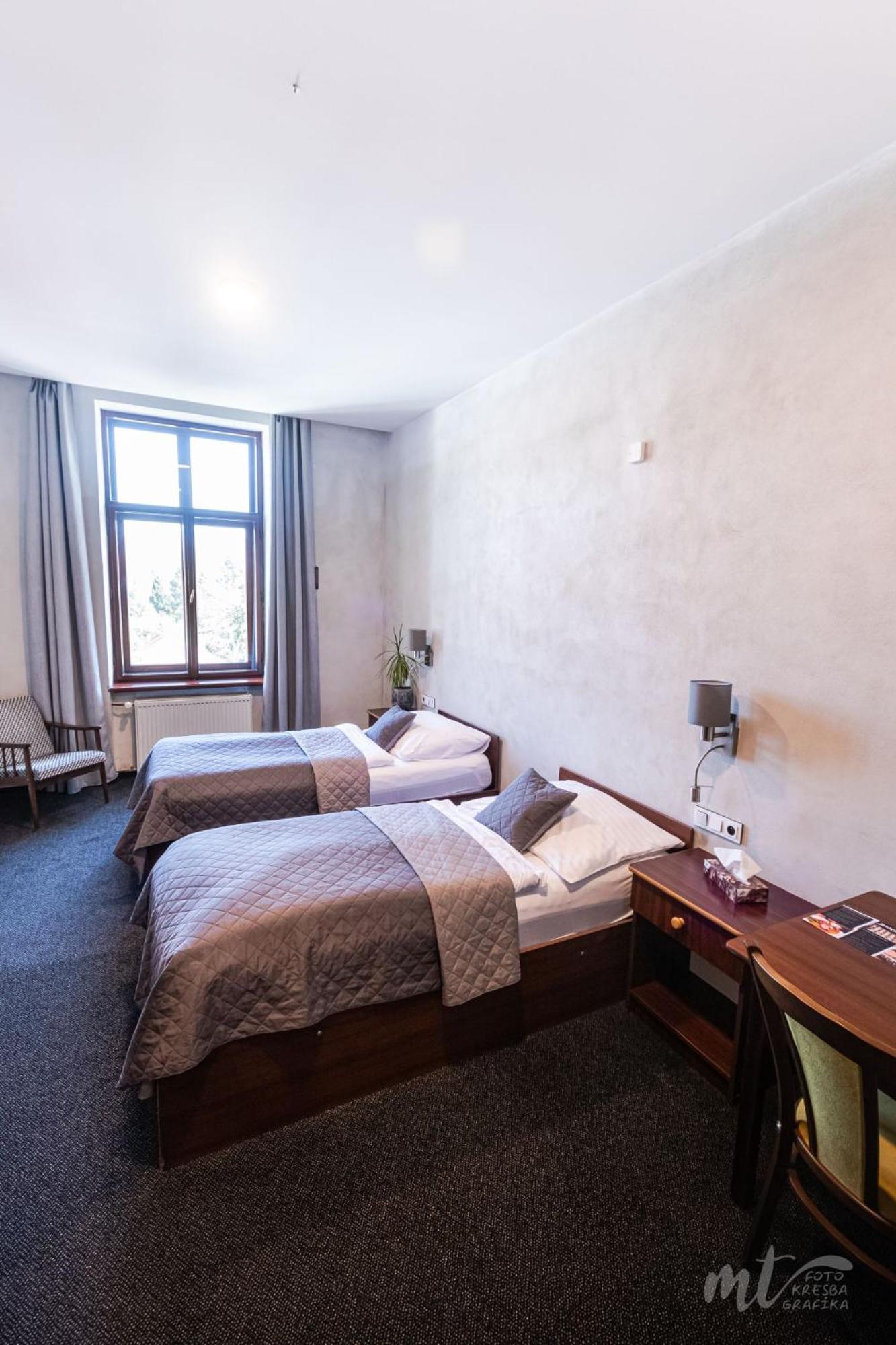 Economy Twin Room - Photo 4
