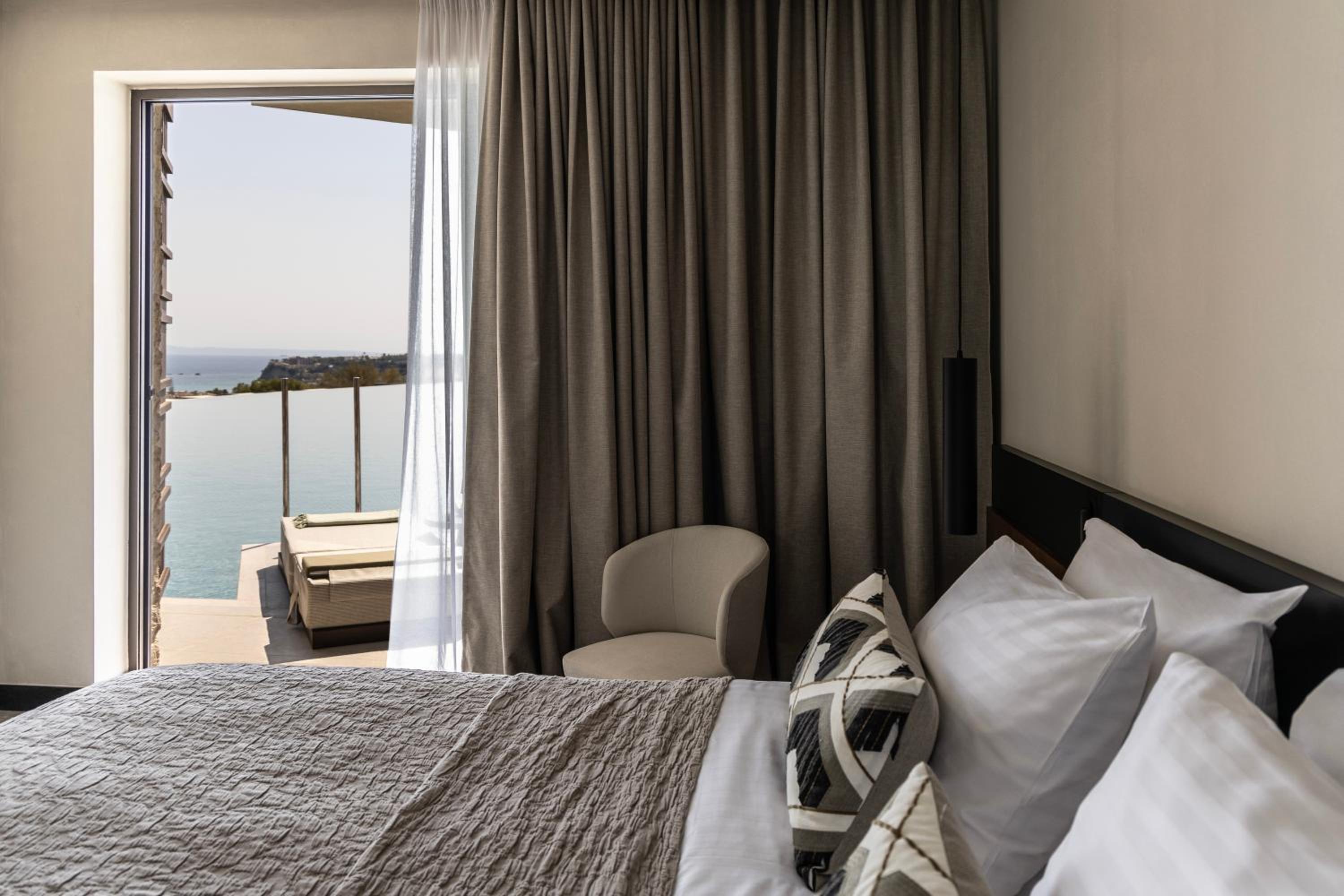 Superior Suite Swim Up Partial Sea View