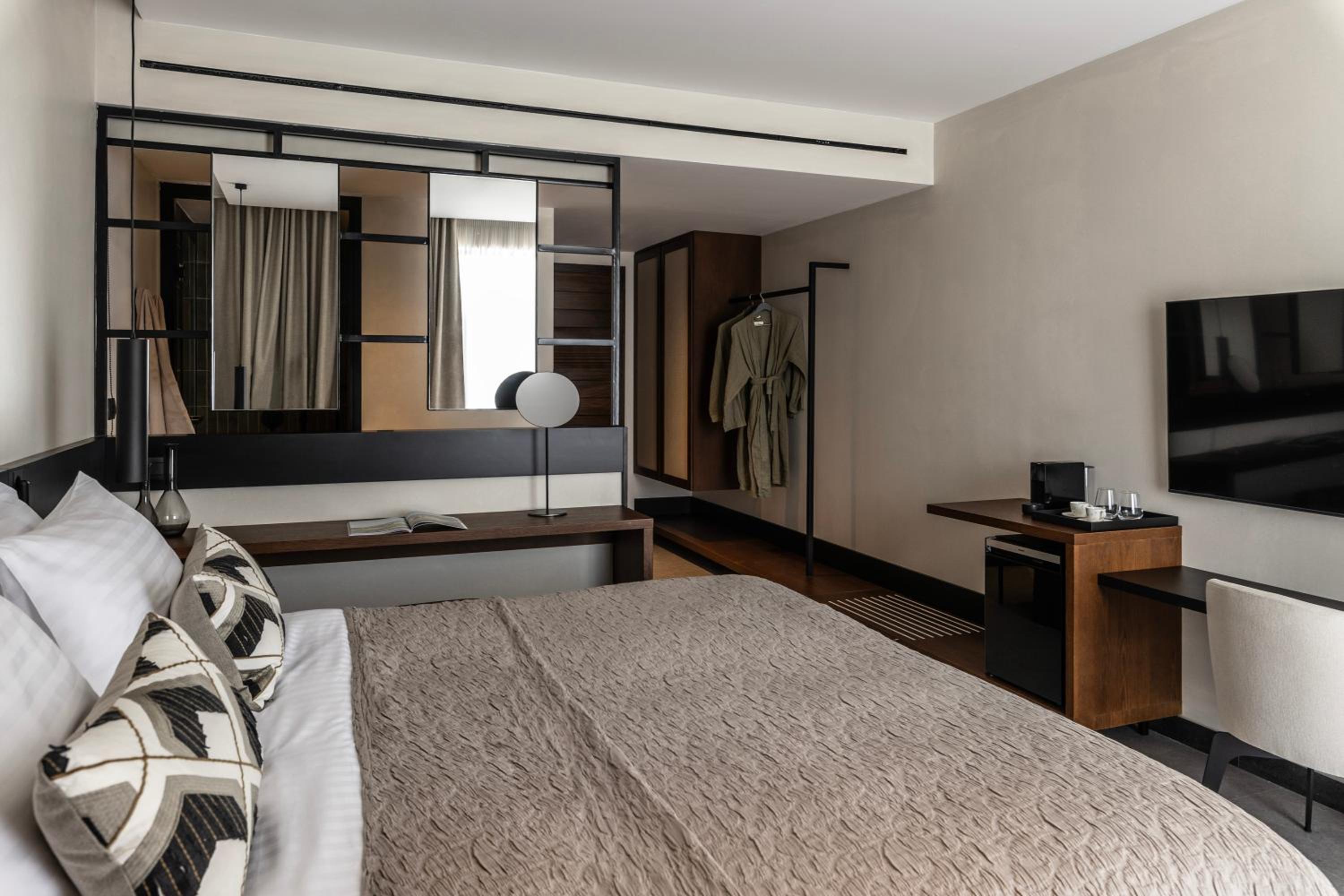 Superior Suite Swim Up Partial Sea View