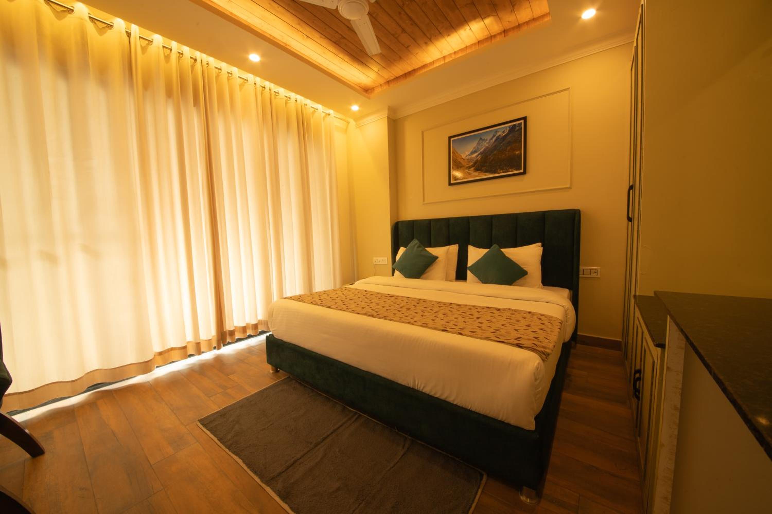 Deluxe Double Room with Balcony photo 3