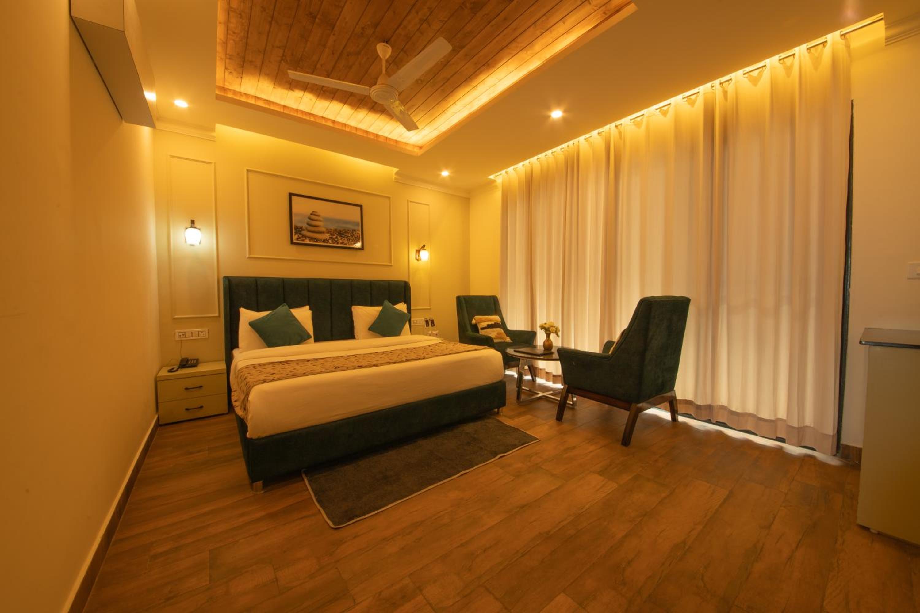 Deluxe Double Room with Balcony photo 2