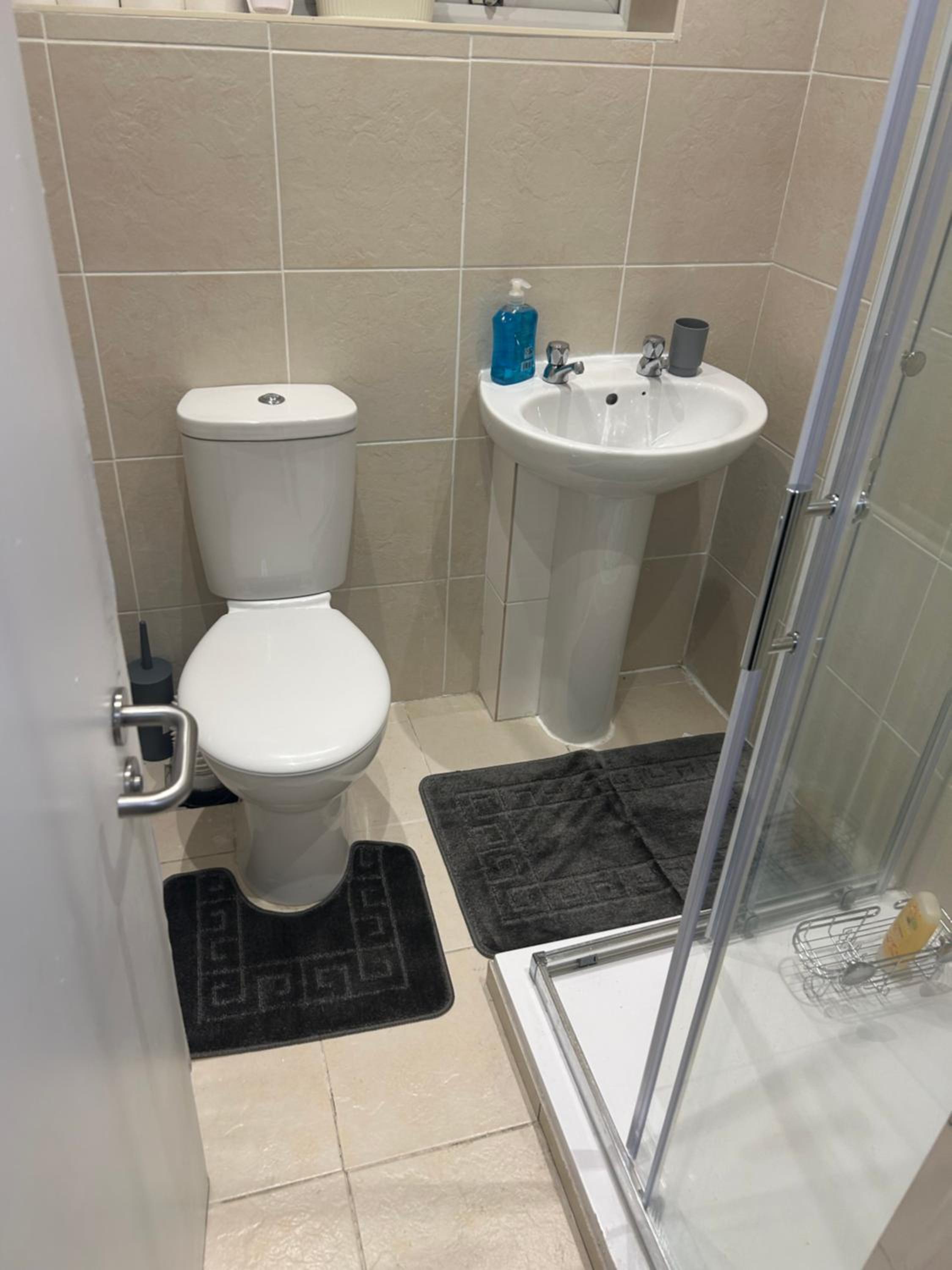 Double Room with Shared Bathroom photo 3