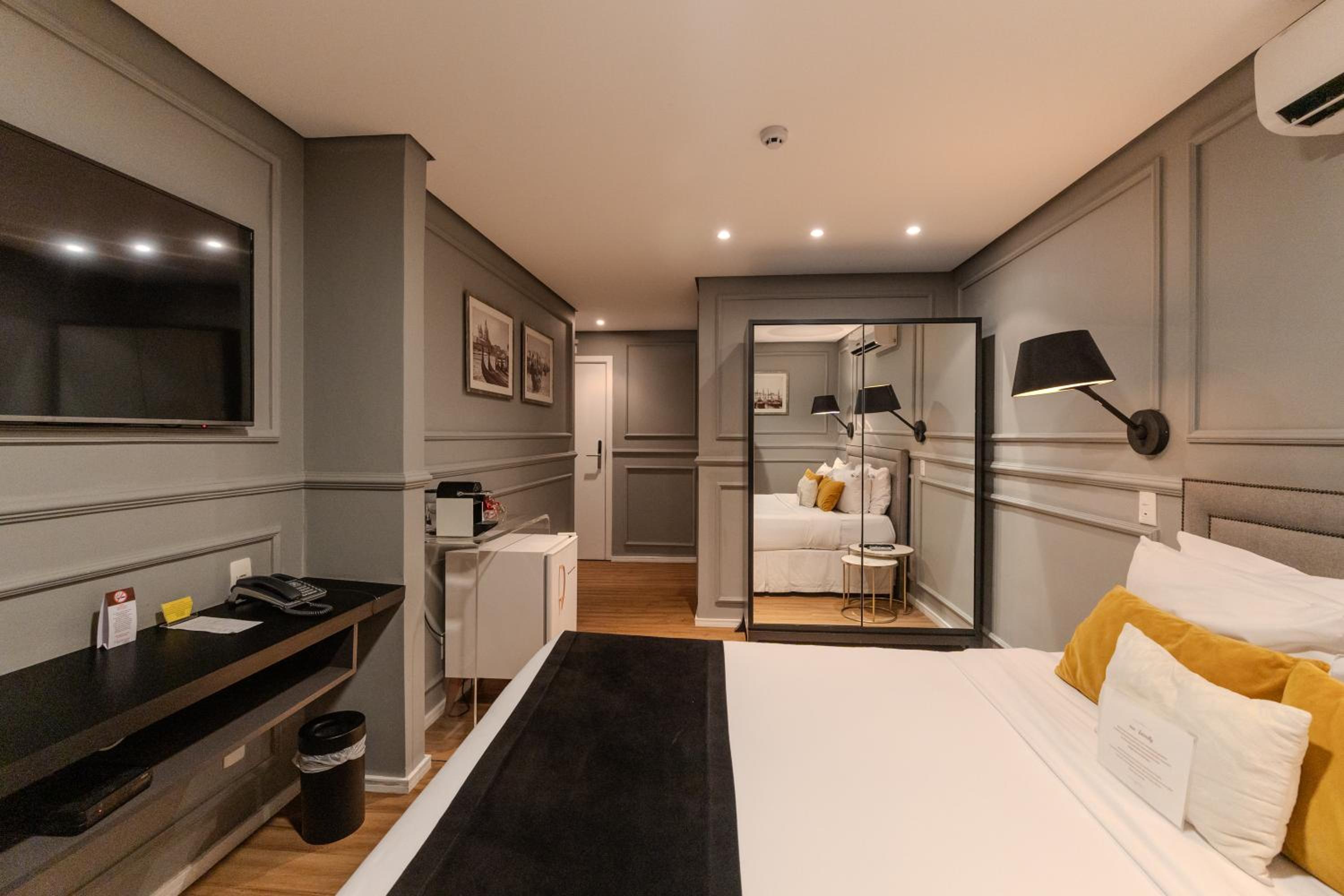 Premium Double Room thumbnail 6