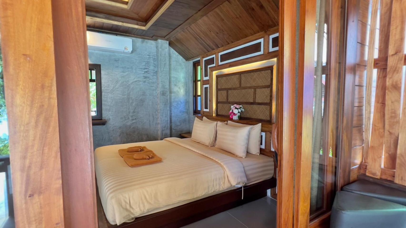 Deluxe Bungalow with Balcony - Air Conditioning - Photo 12