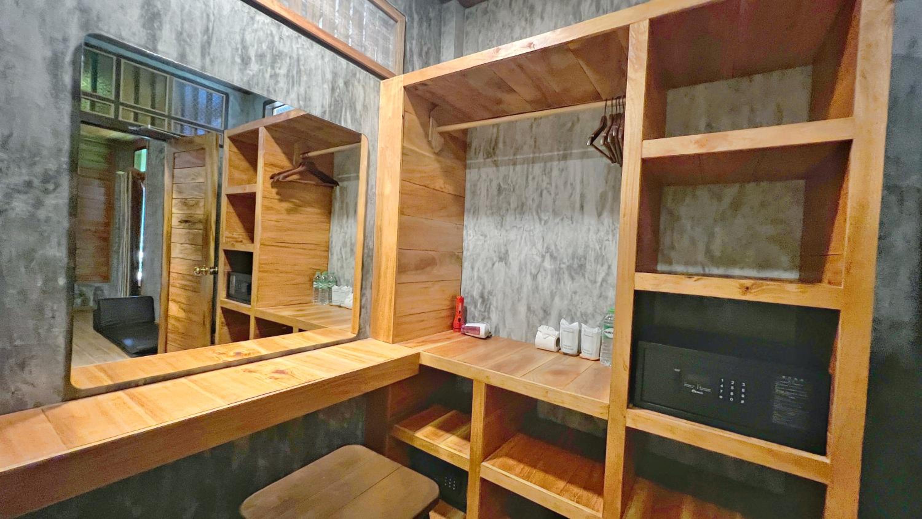 Deluxe Bungalow with Balcony - Air Conditioning - Photo 9