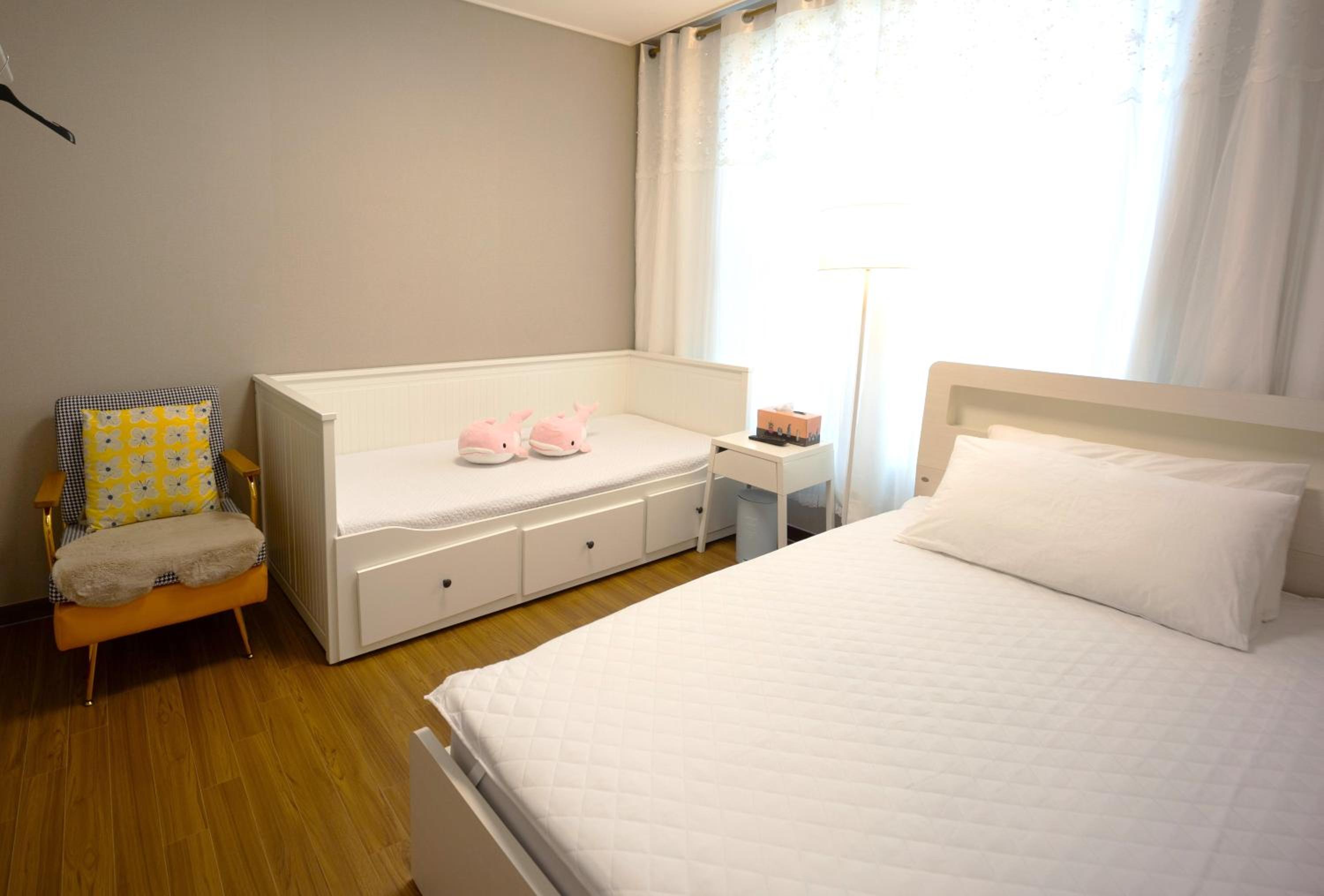 Twin Room with Private Bathroom - Photo 10