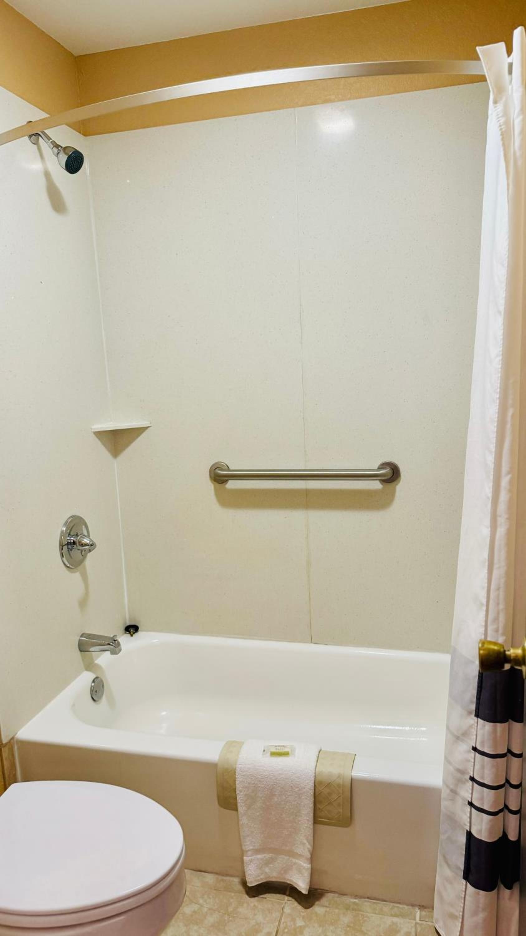 Queen Room - Non-Smoking - Photo 2