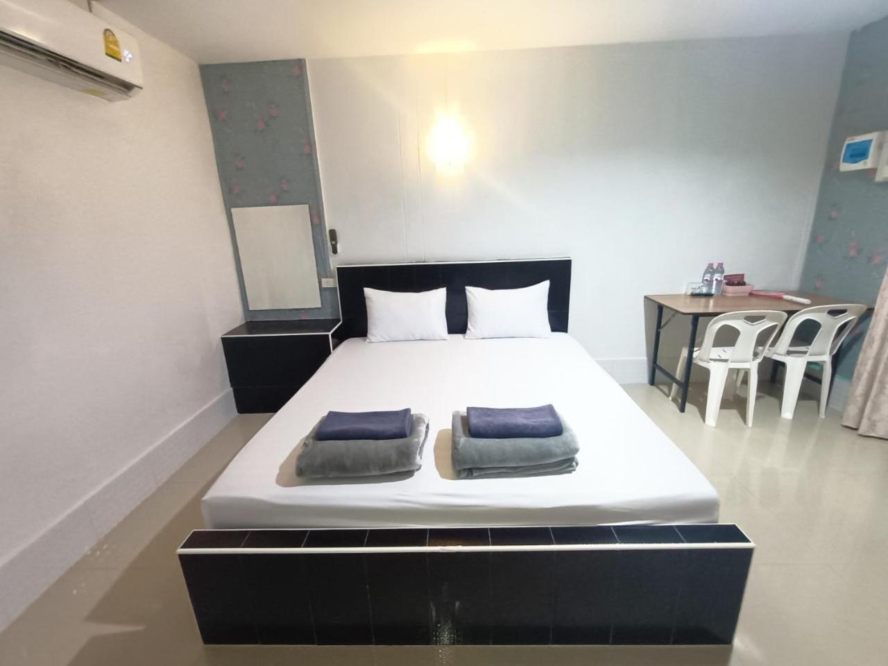 Standard King Room - Photo 11
