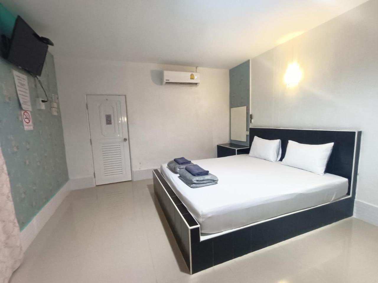Standard King Room - Photo 10