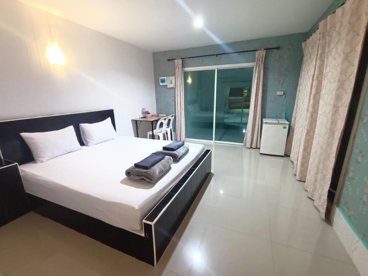 Standard King Room - Photo 12