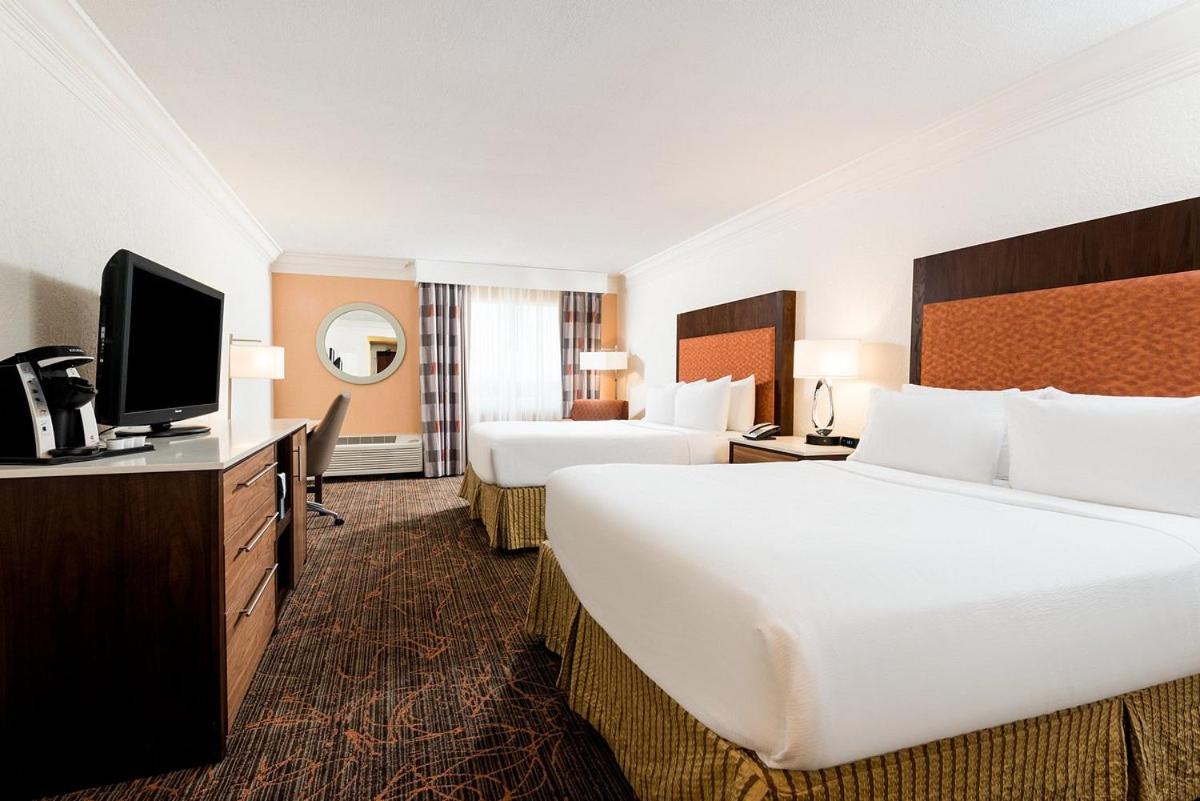 Queen Suite with Two Queen Beds - Photo 2