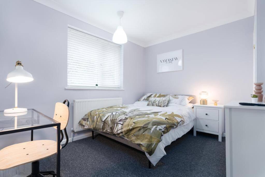 Six-Bedroom House photo 1
