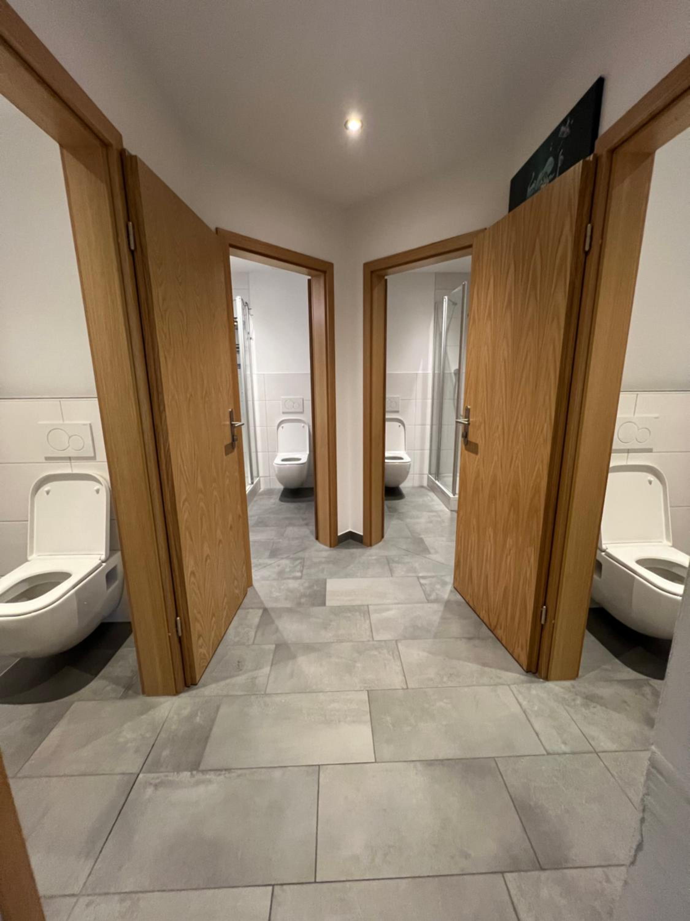 Family Room with Shared Bathroom photo 1