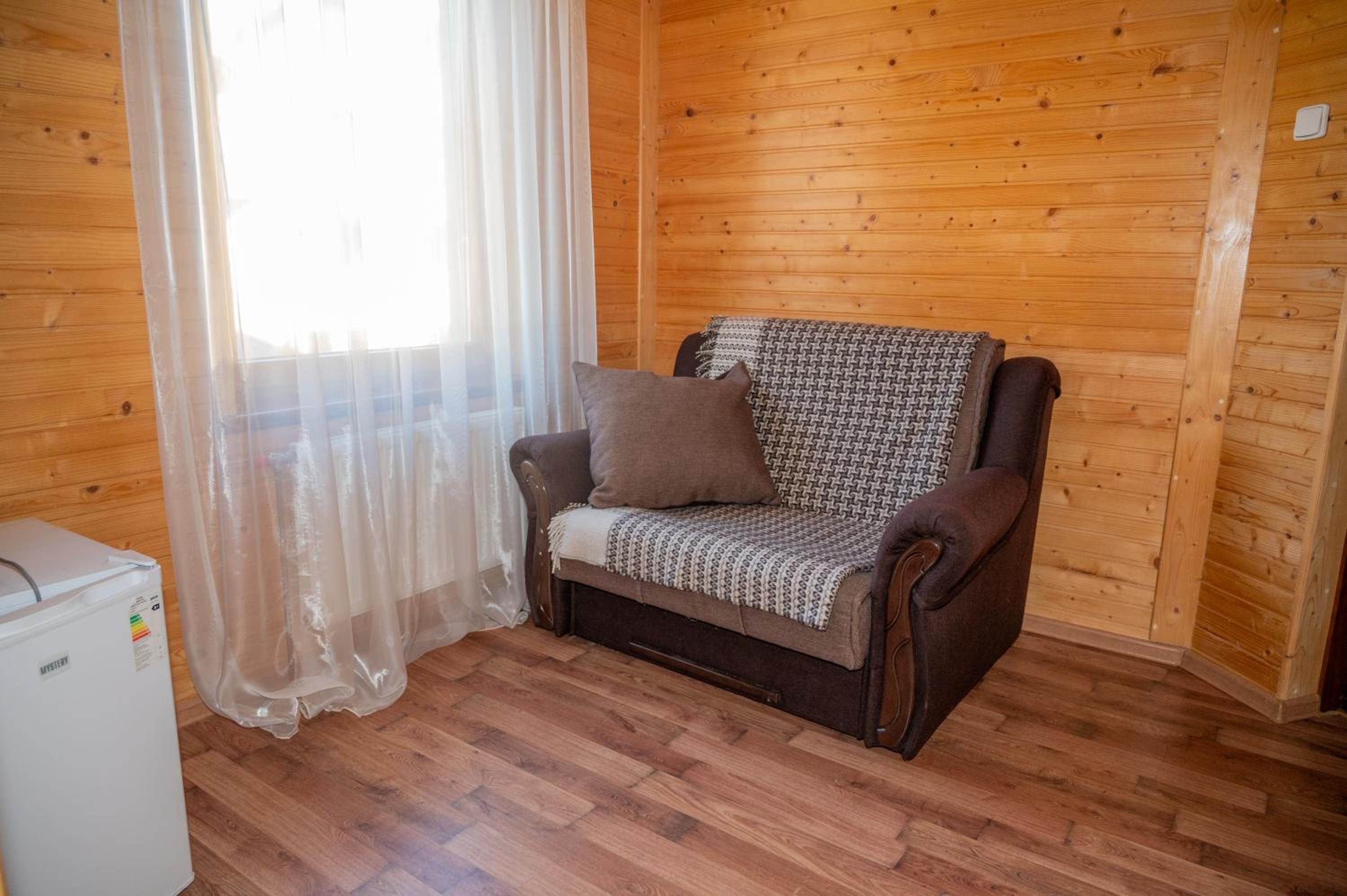 Superior Family Room photo 3