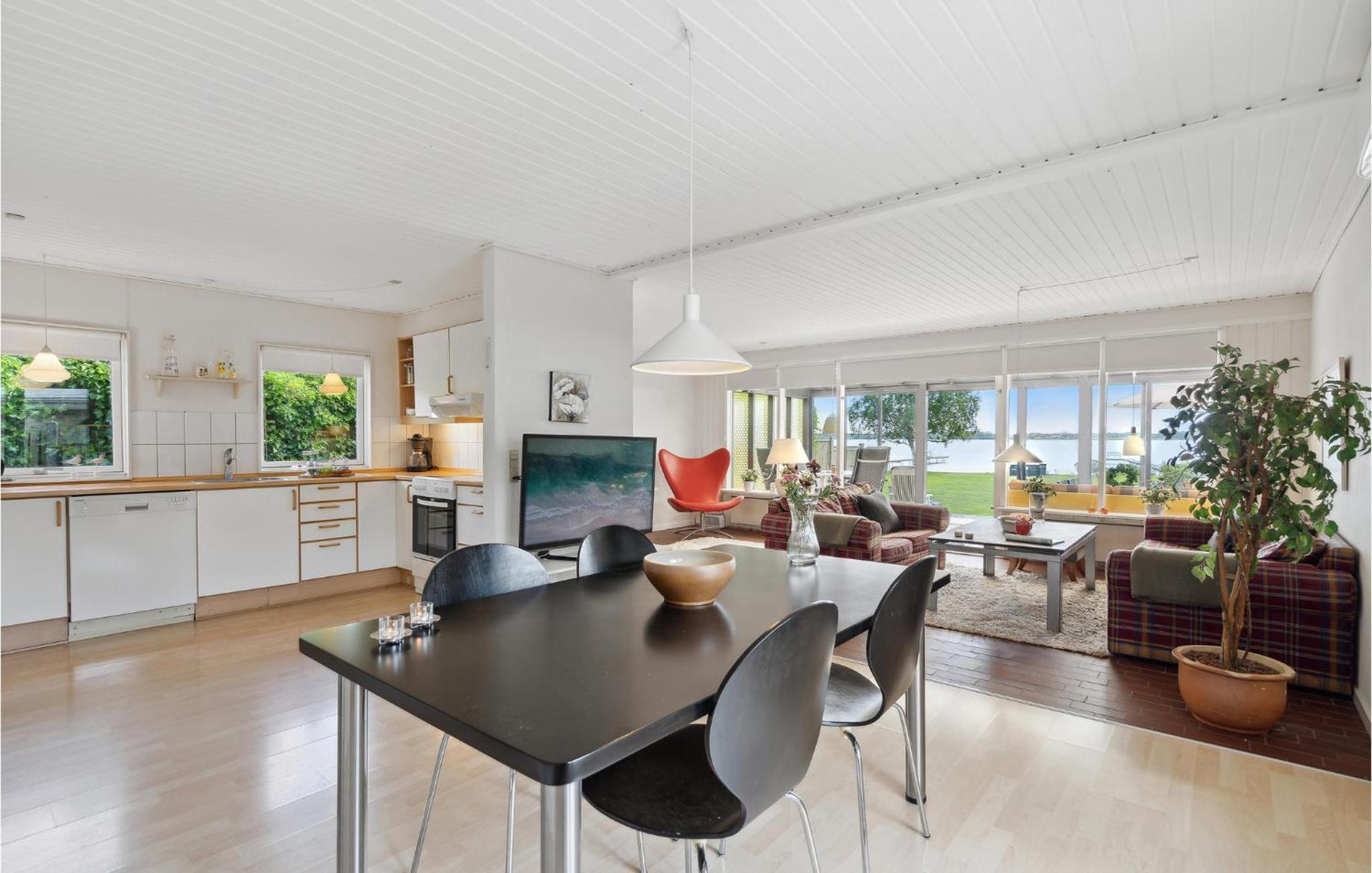 Three-Bedroom Vacation Home  photo 3
