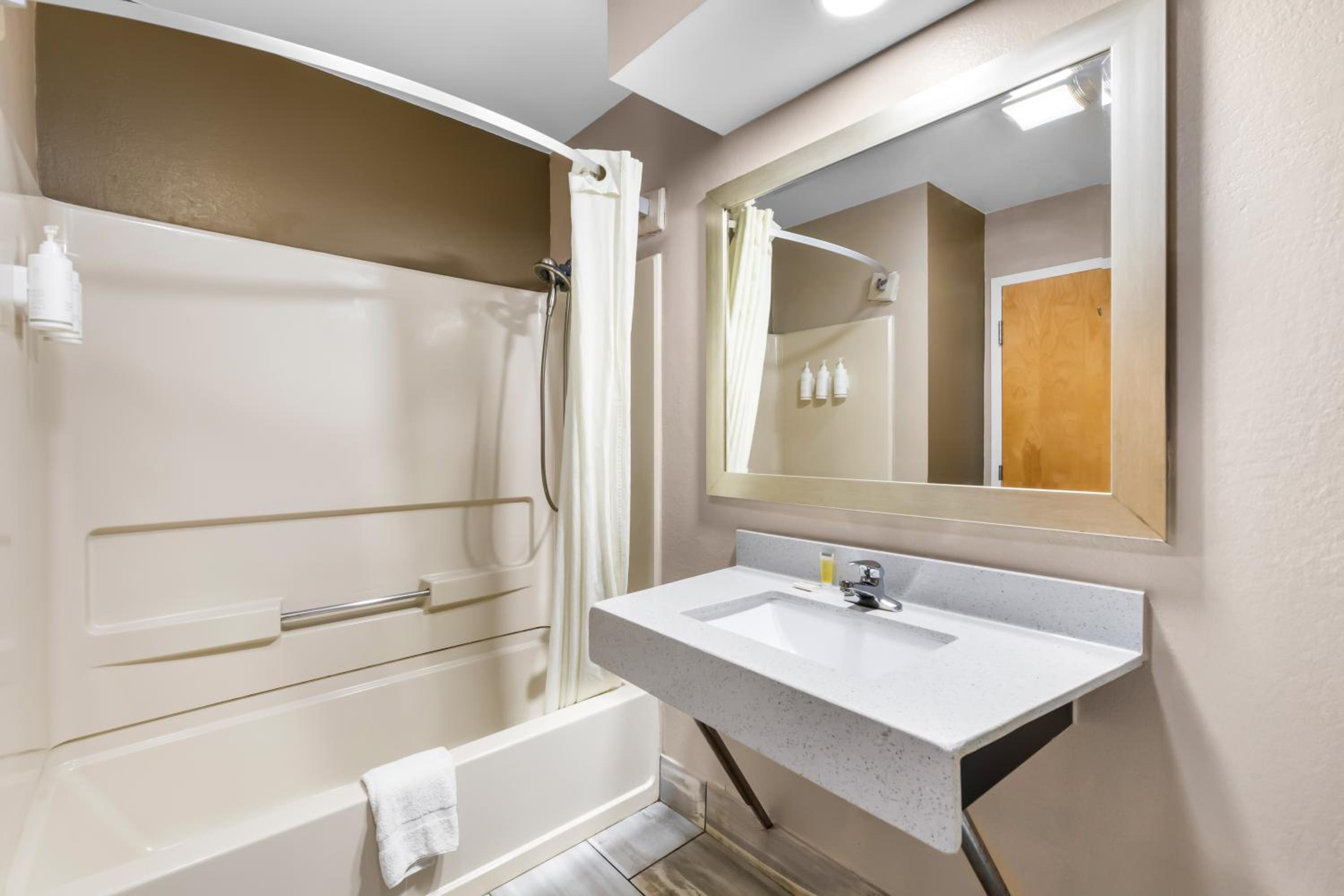 King Room - Mobility Access/Non-Smoking - Photo 4