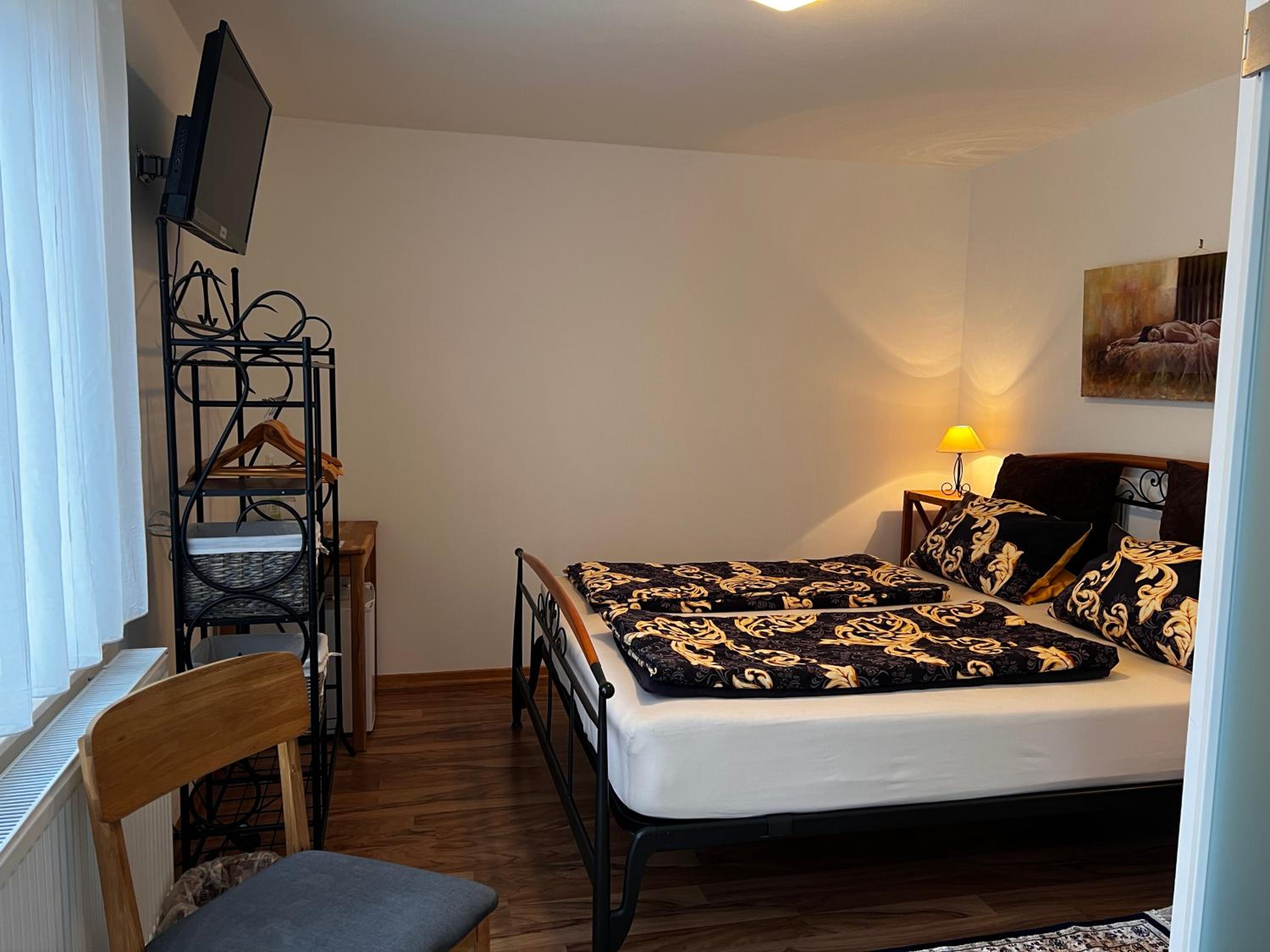 Double Room with Balcony - Photo 3